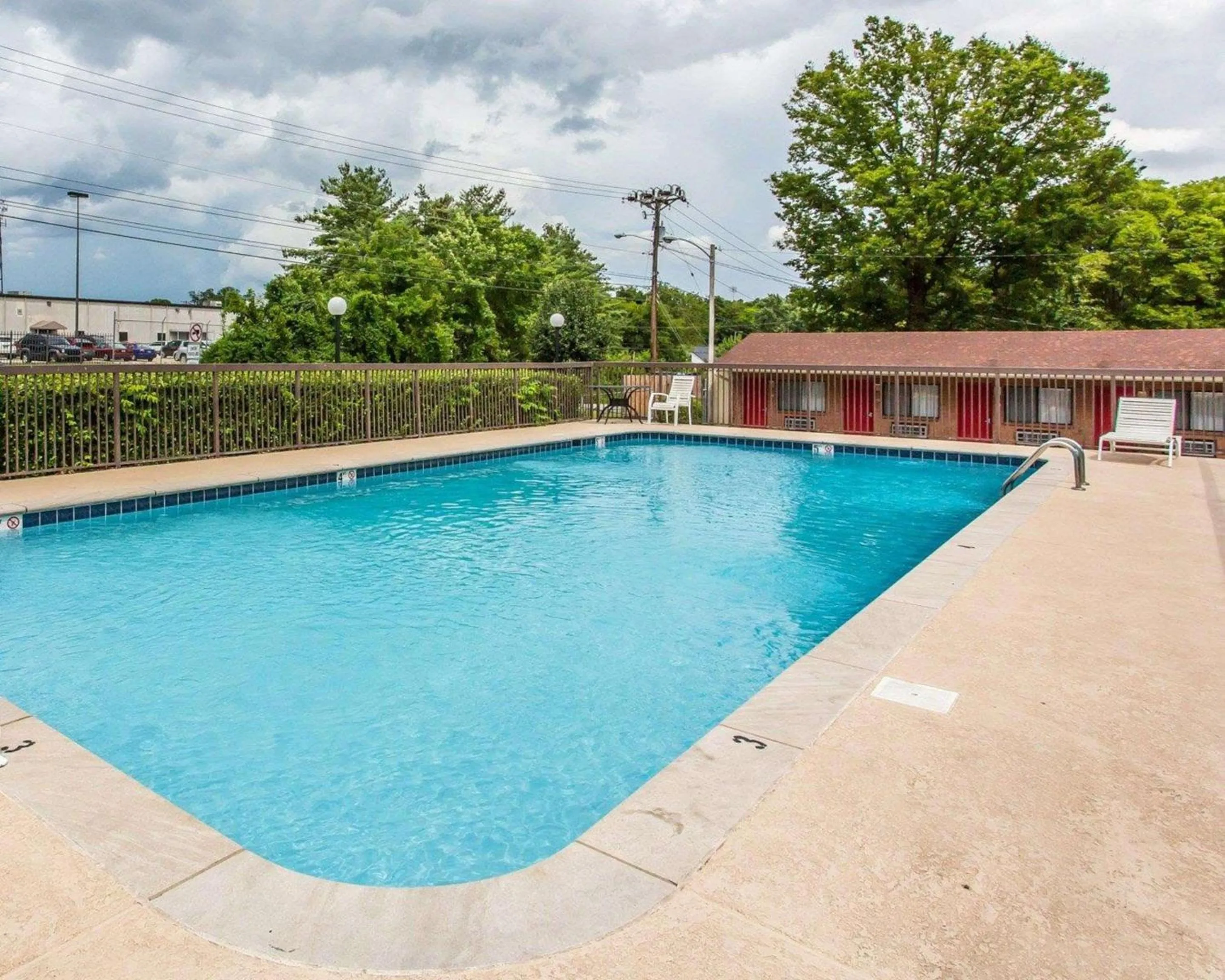 Swimming pool in Econo Lodge Nashville North