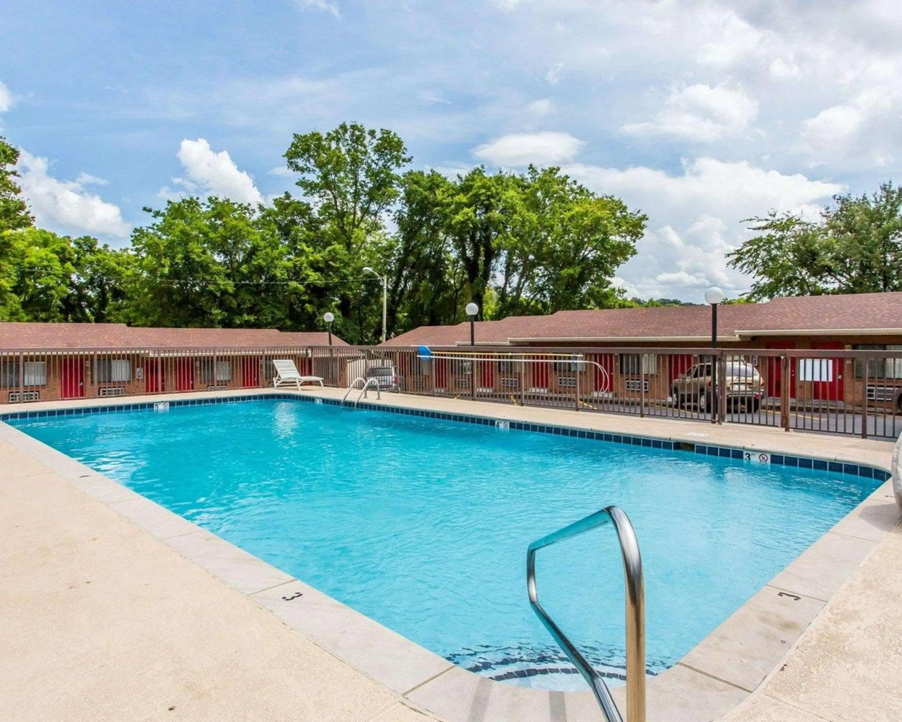Swimming pool in Econo Lodge Nashville North
