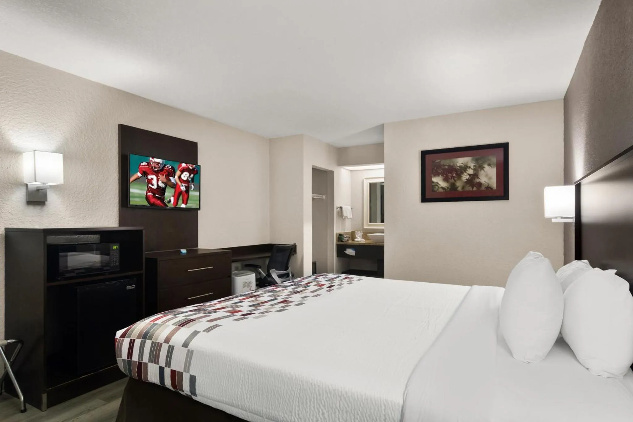 Photo of the whole room, Bed in Red Roof Inn Kingsland