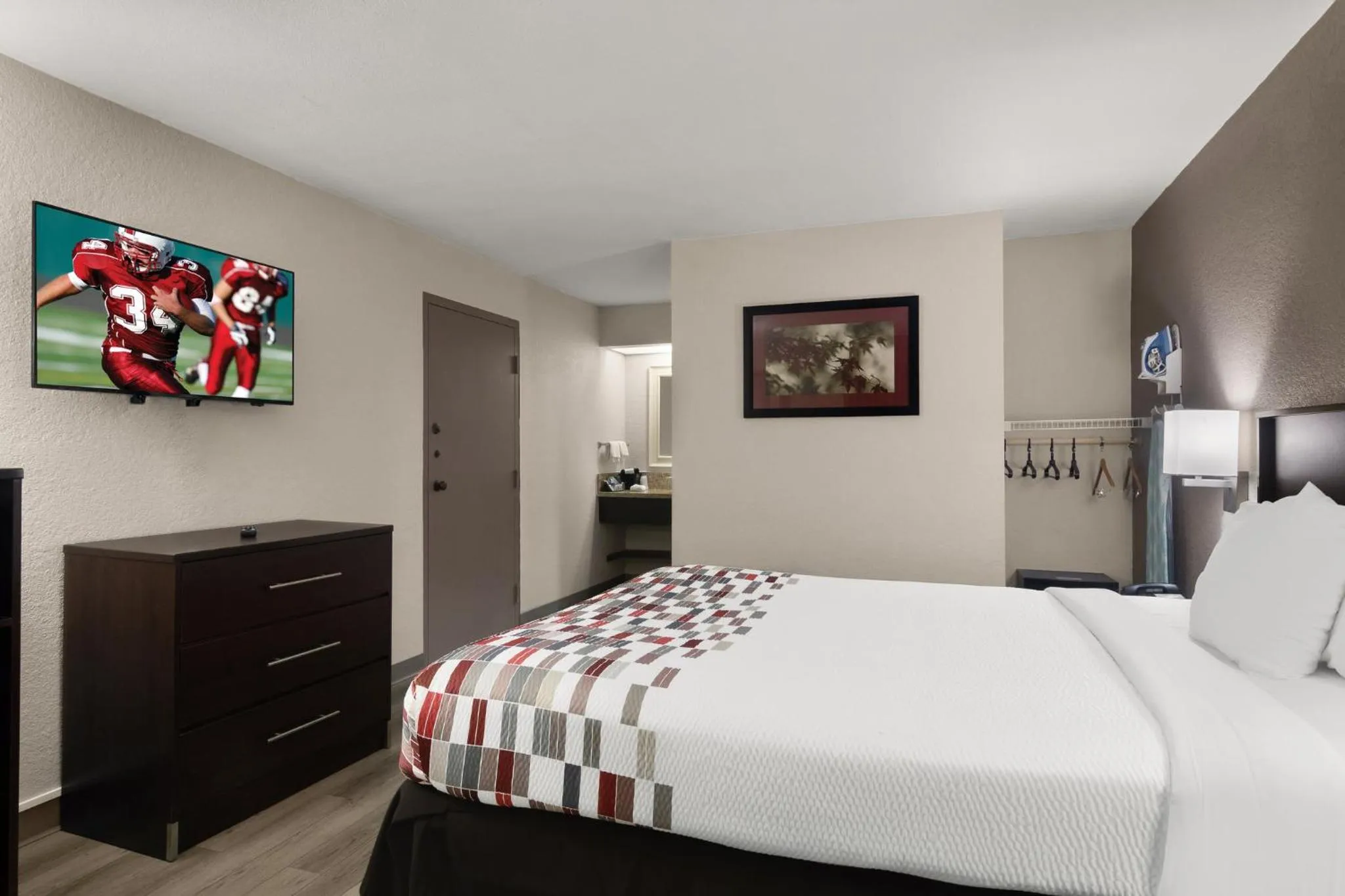 Photo of the whole room, Bed in Red Roof Inn Kingsland