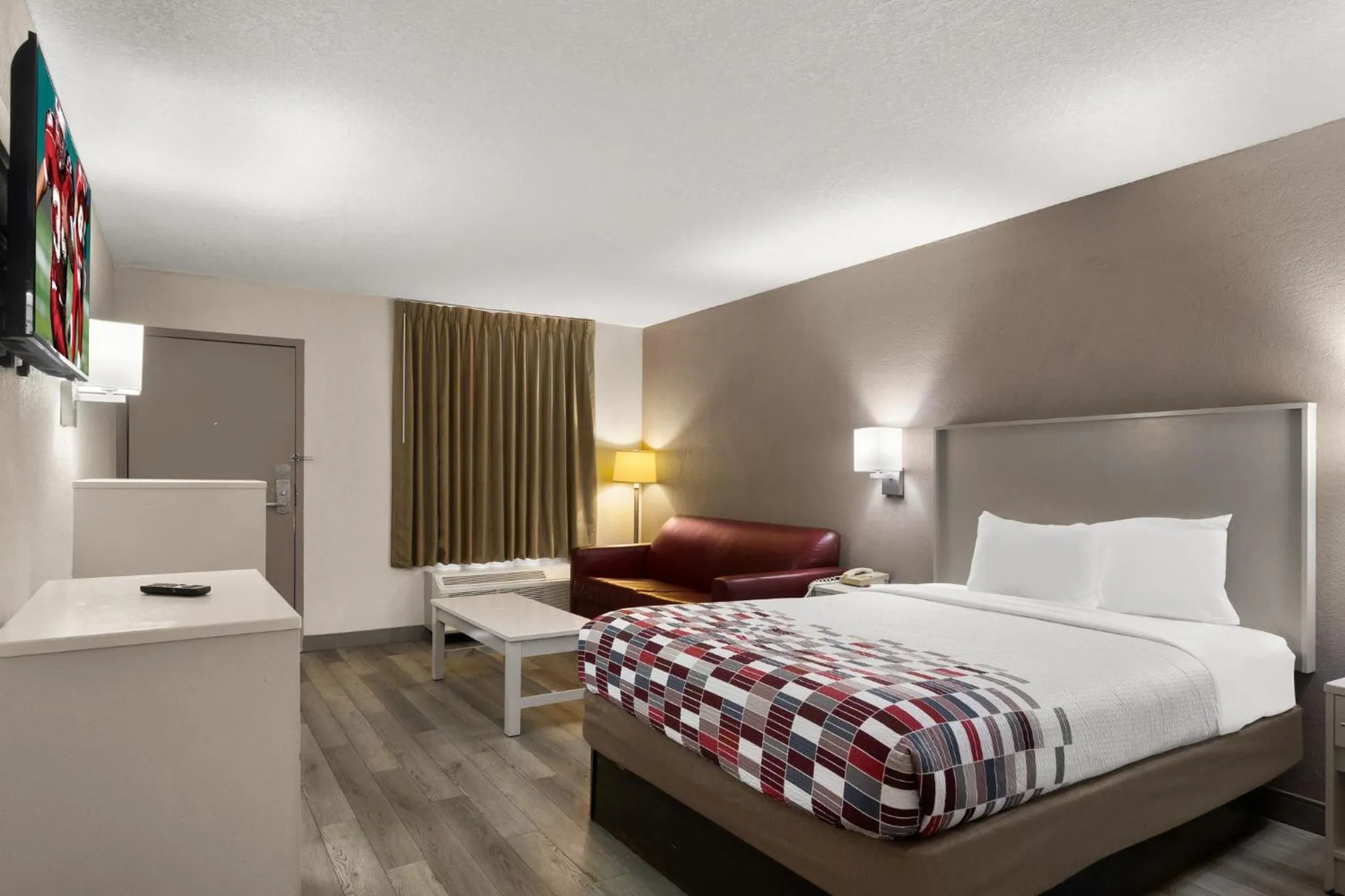 Photo of the whole room, Bed in Red Roof Inn Kingsland