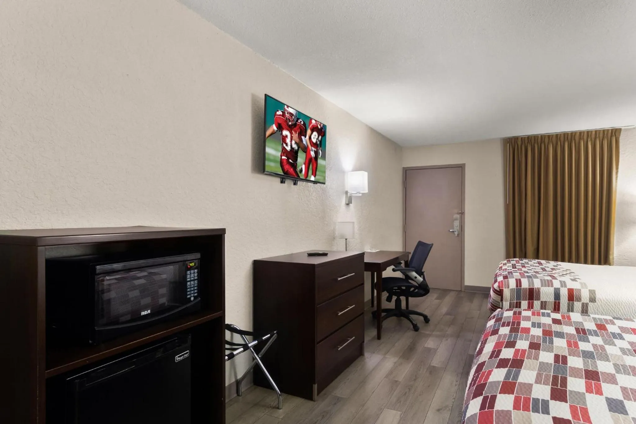 Photo of the whole room, Bed in Red Roof Inn Kingsland