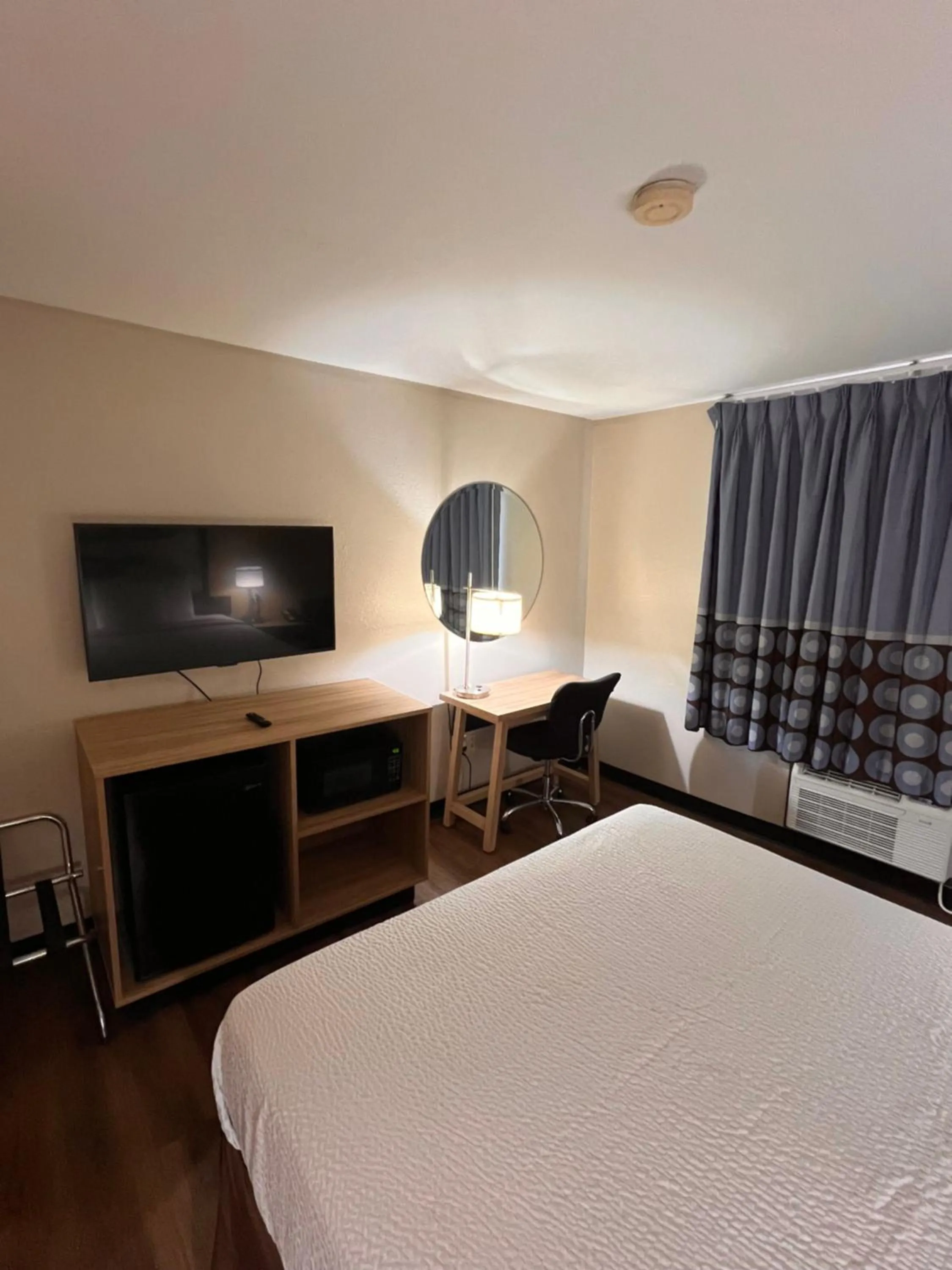 Bed in Super 8 by Wyndham Radcliff Ft. Knox Area