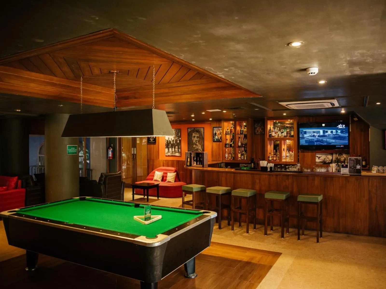 Lounge or bar in Acron Candolim Regina