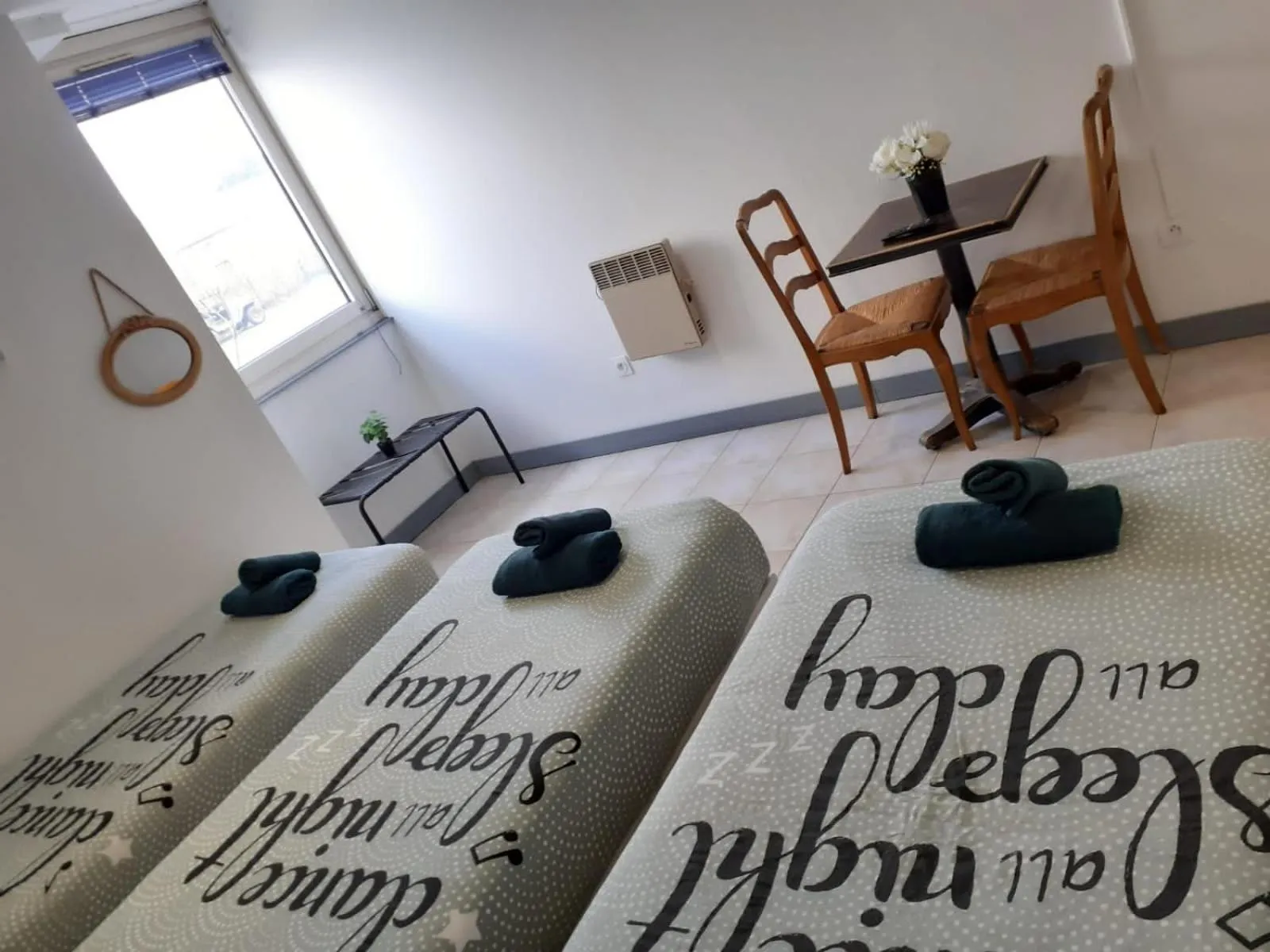 Bed in PARIS par trains, AREA, Studios avec salle de bain et kitchenette Privées, OU, chambres avec salles bain et cuisines communes