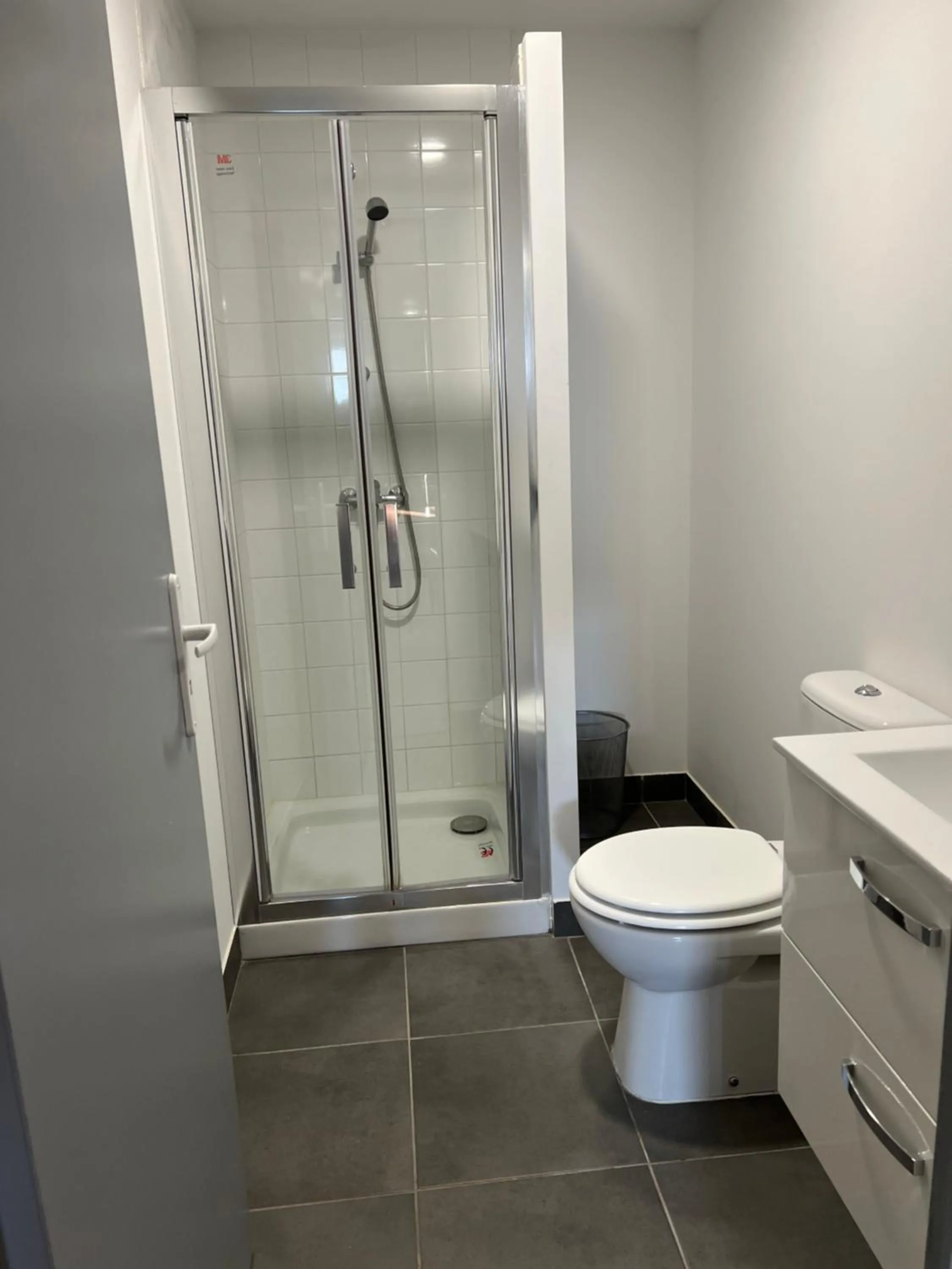 Bathroom in PARIS par trains, AREA, Studios avec salle de bain et kitchenette Privées, OU, chambres avec salles bain et cuisines communes