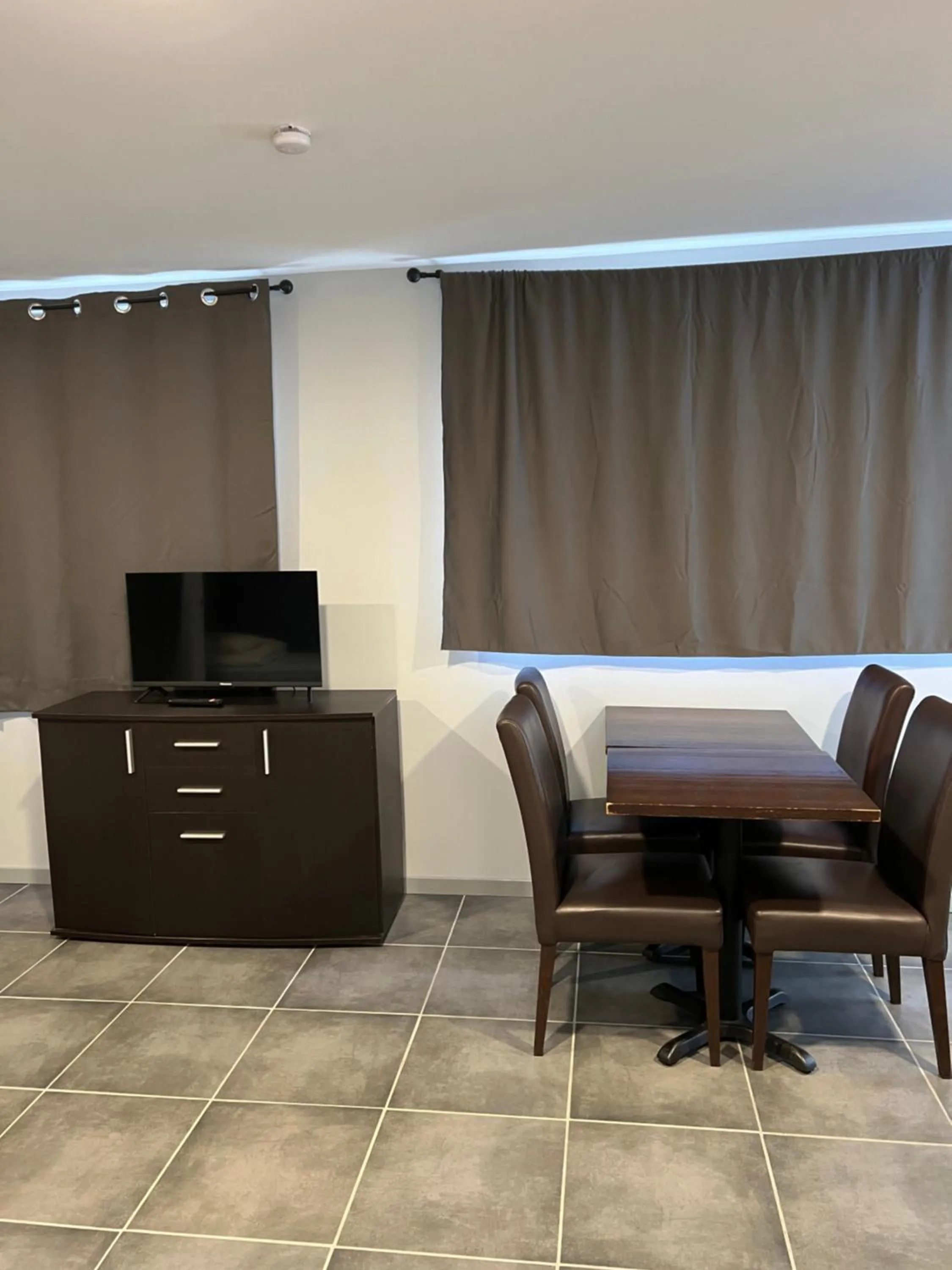 kitchen in PARIS par trains, AREA, Studios avec salle de bain et kitchenette Privées, OU, chambres avec salles bain et cuisines communes