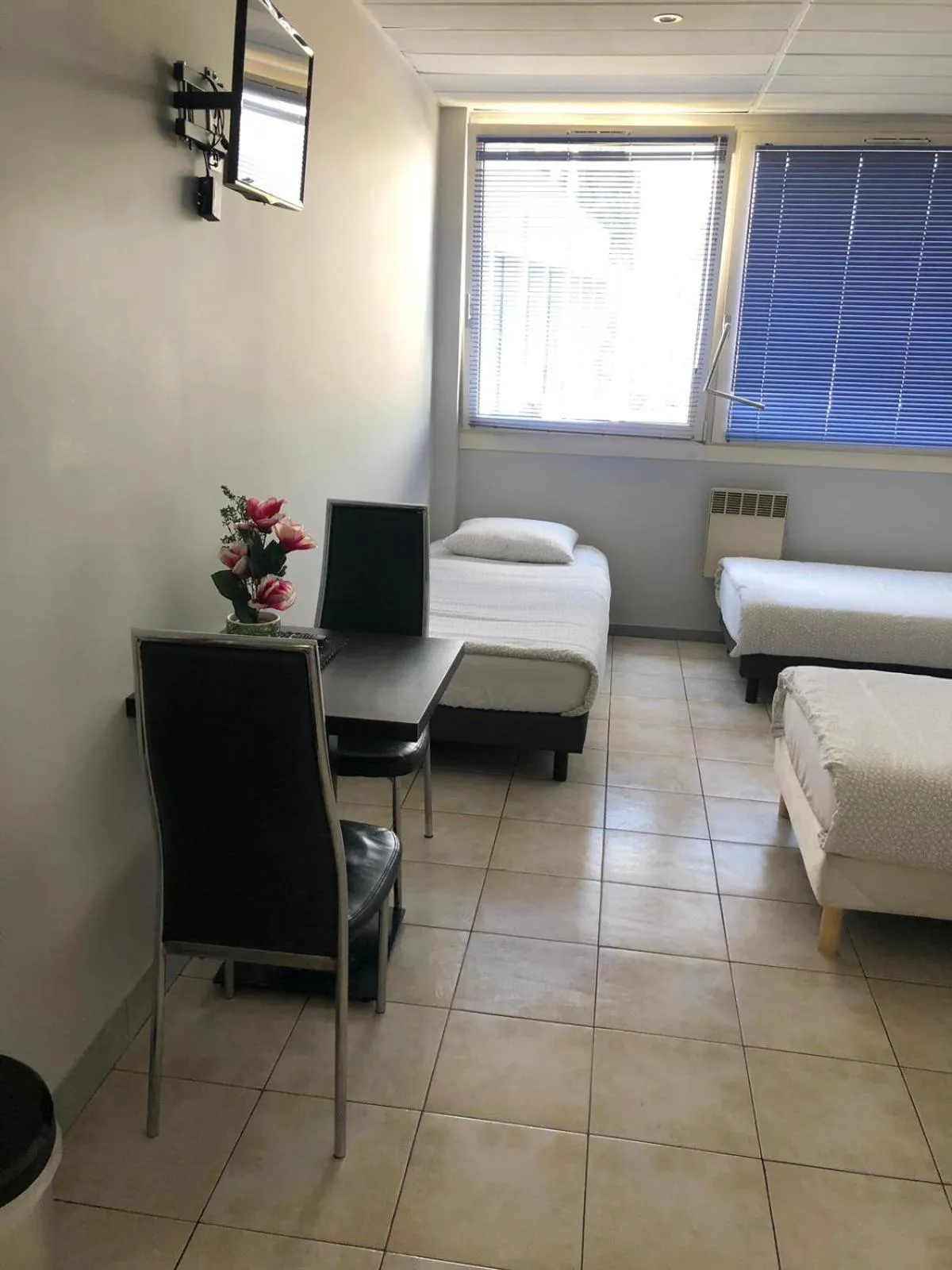 Bedroom, Bed in PARIS par trains, AREA, Studios avec salle de bain et kitchenette Privées, OU, chambres avec salles bain et cuisines communes