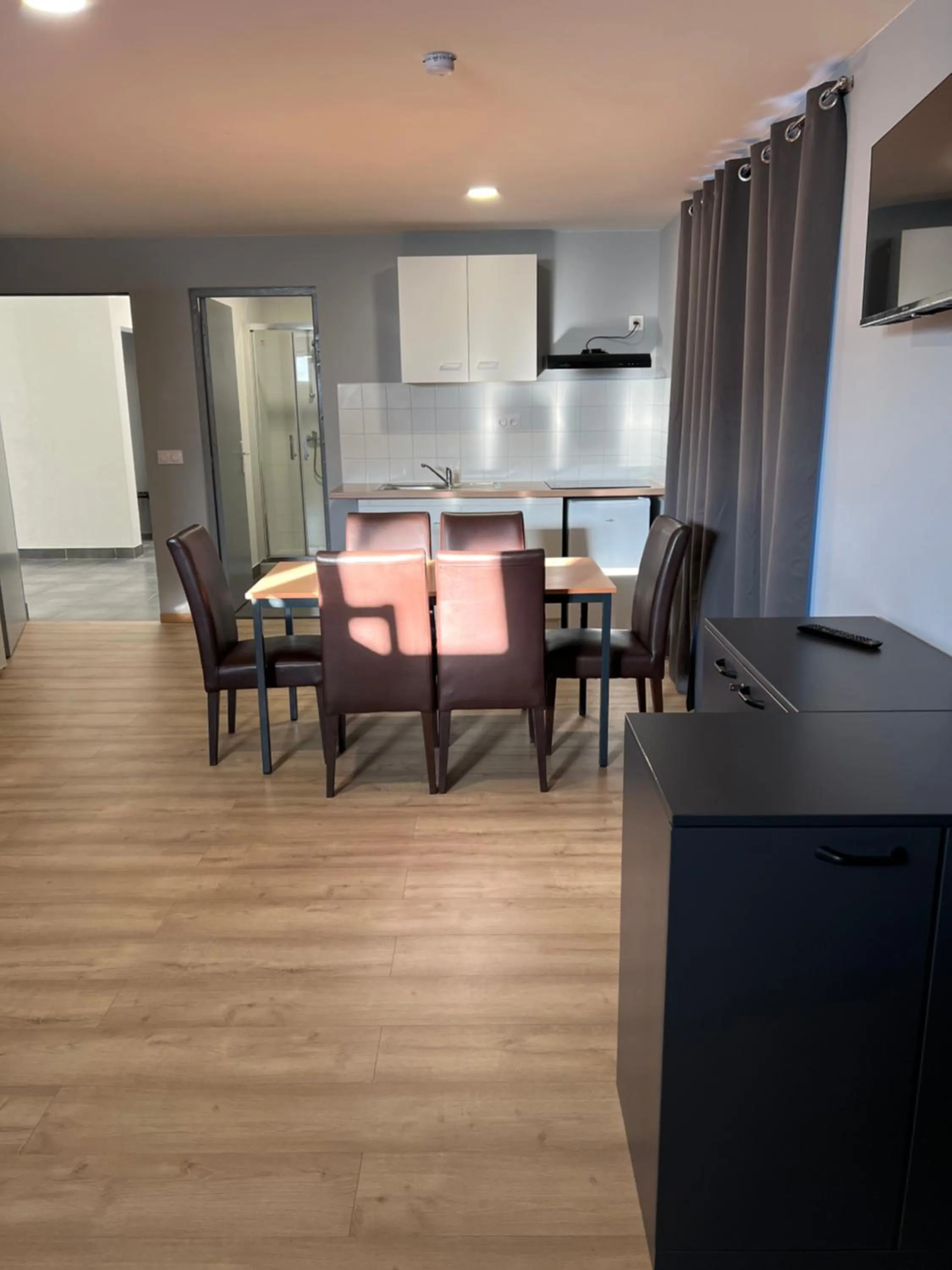 Bedroom in PARIS par trains, AREA, Studios avec salle de bain et kitchenette Privées, OU, chambres avec salles bain et cuisines communes