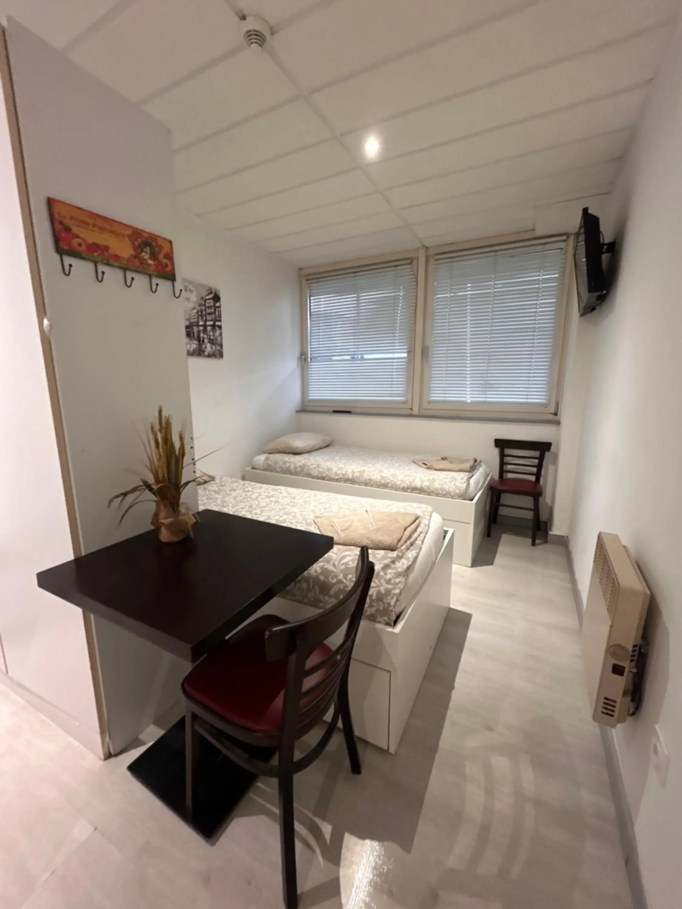 Bed in PARIS par trains, AREA, Studios avec salle de bain et kitchenette Privées, OU, chambres avec salles bain et cuisines communes