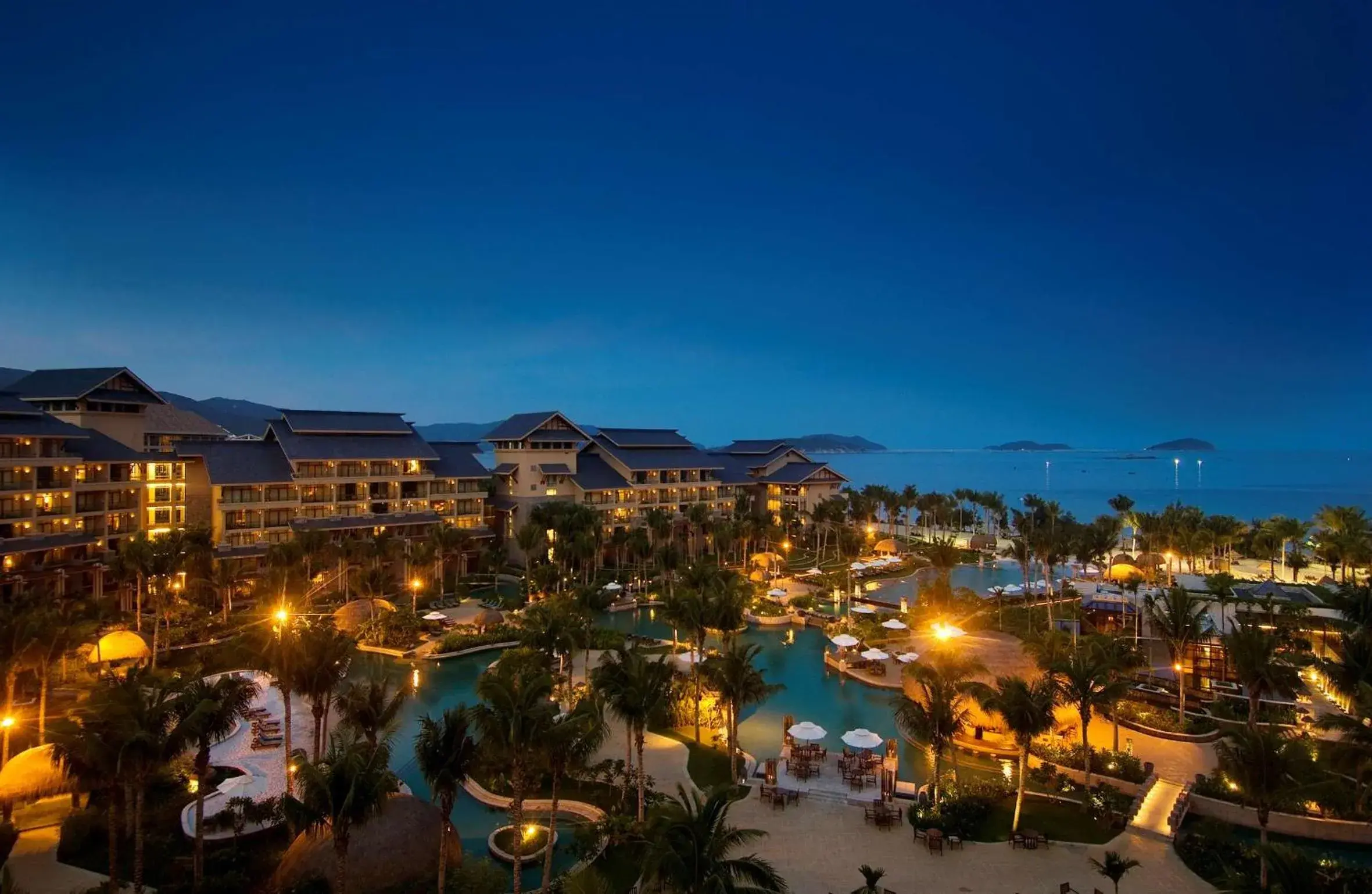 Pool view in Hilton Sanya Yalong Bay Resort & Spa Pool view in Hilton Sanya Yalong Bay Resort & Spa
