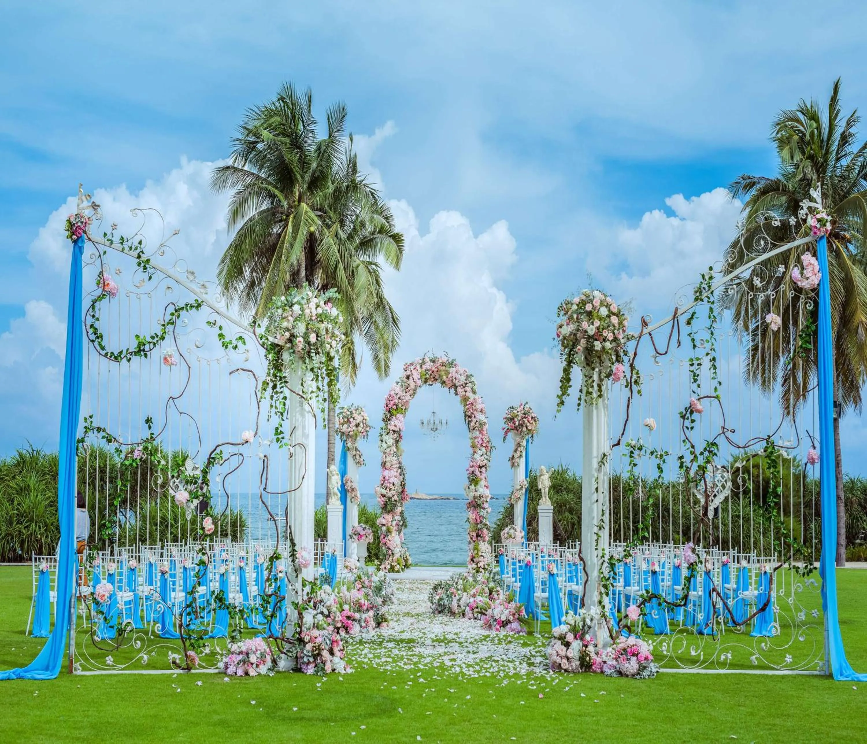 Garden in Hilton Sanya Yalong Bay Resort & Spa