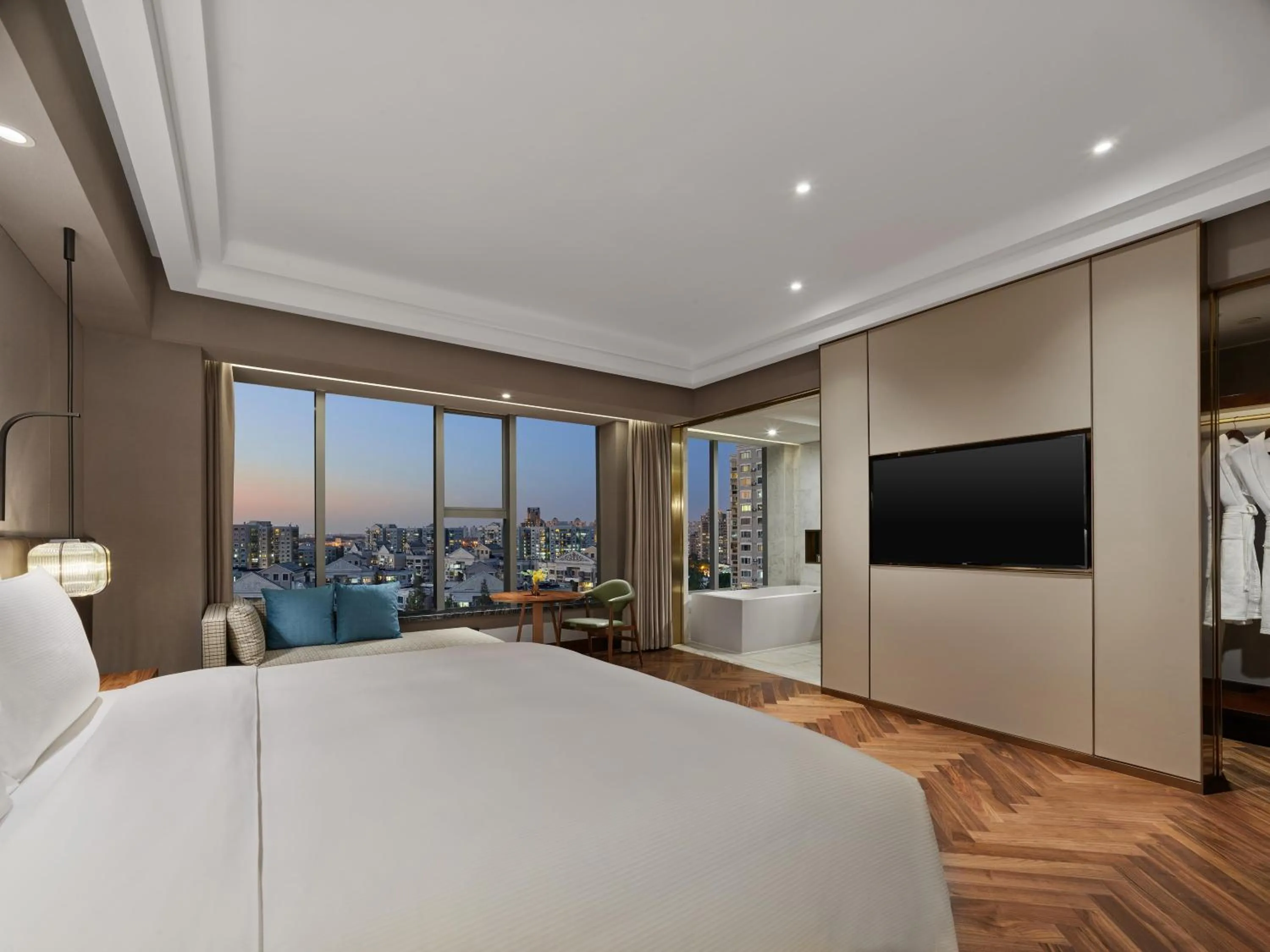 Bathroom, Bed in Hilton Shanghai Hongqiao