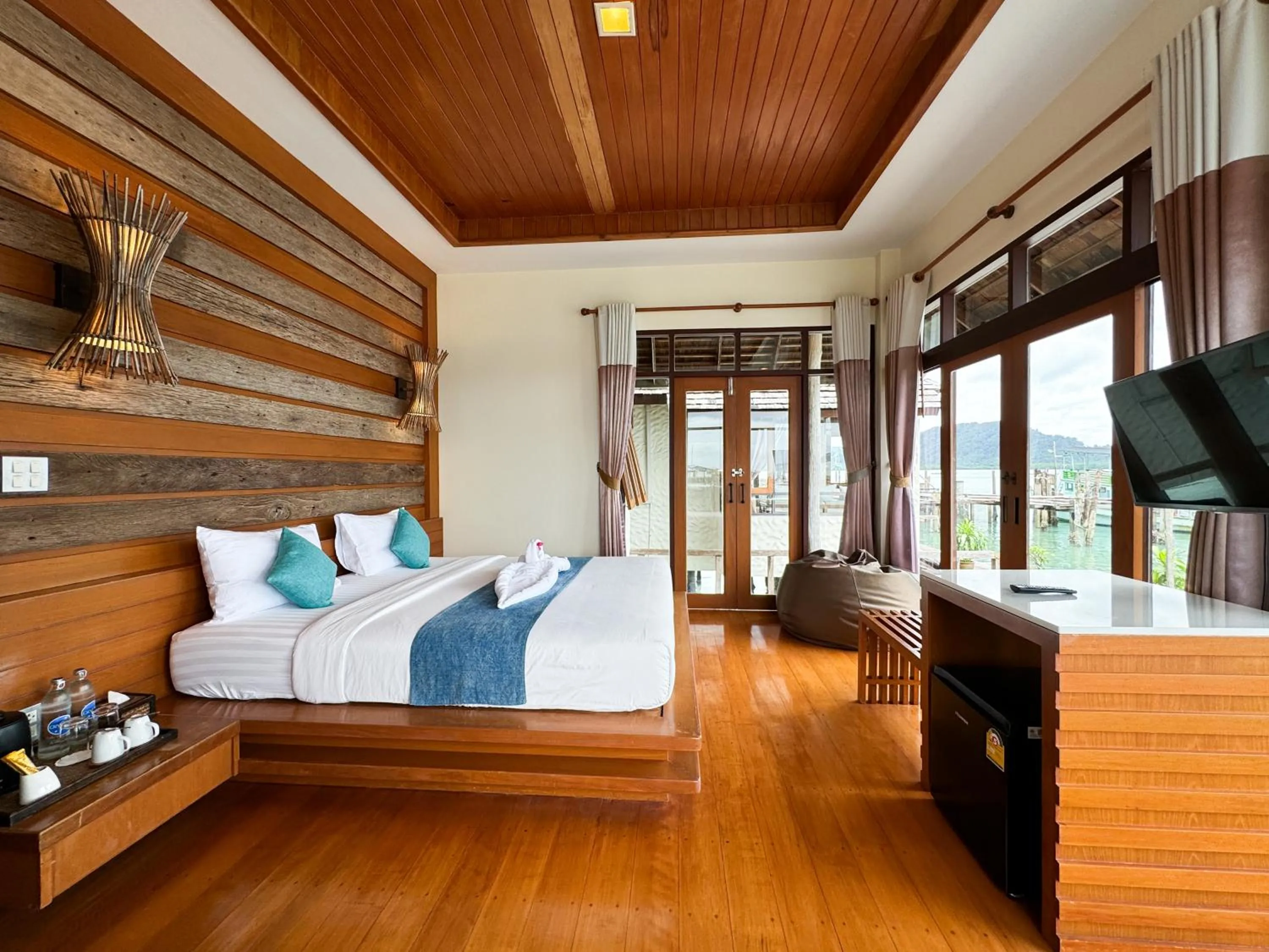 Communal lounge/ TV room, Bed in Salakphet Resort