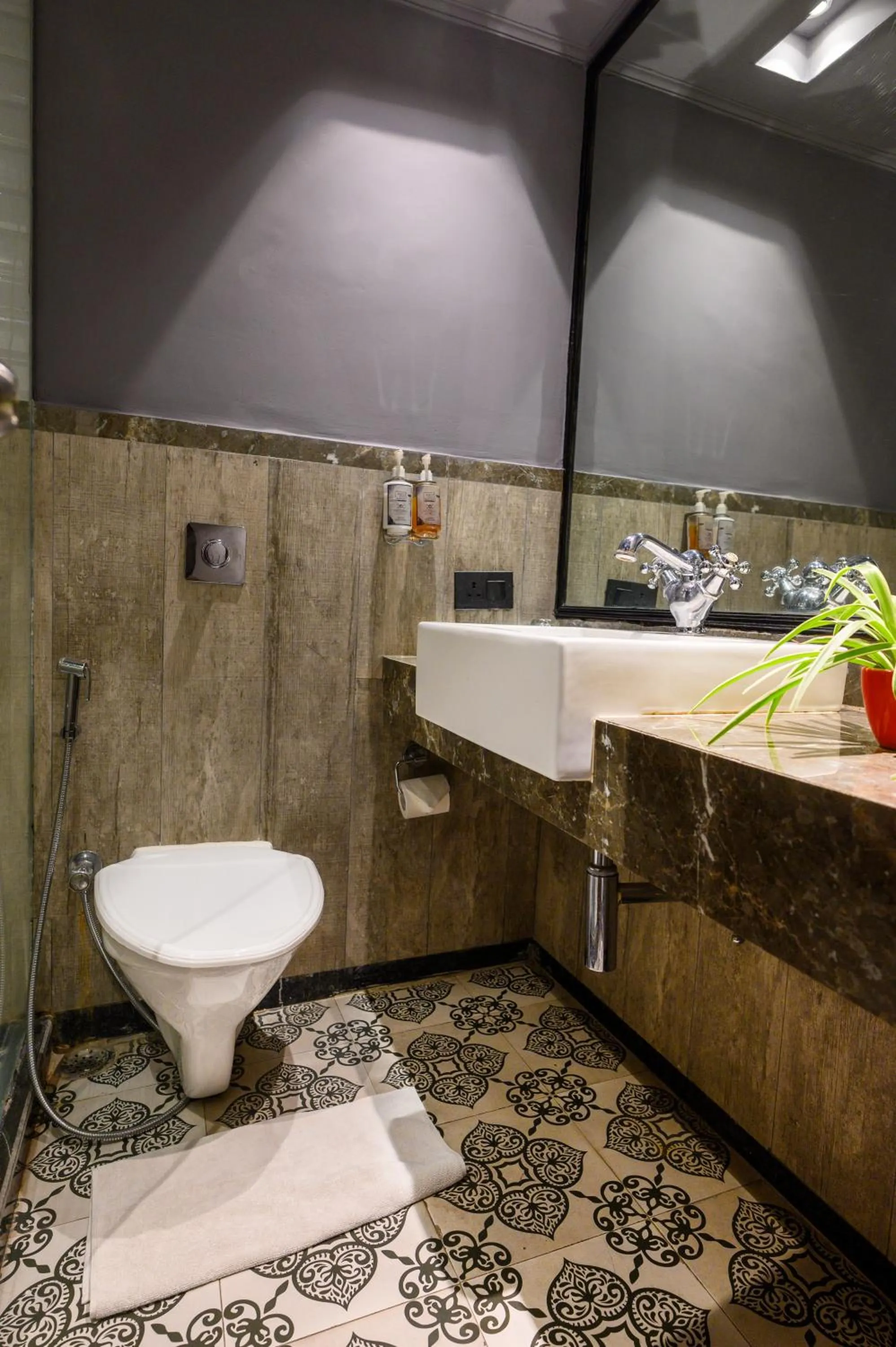 Toilet in Polo Floatel Kolkata