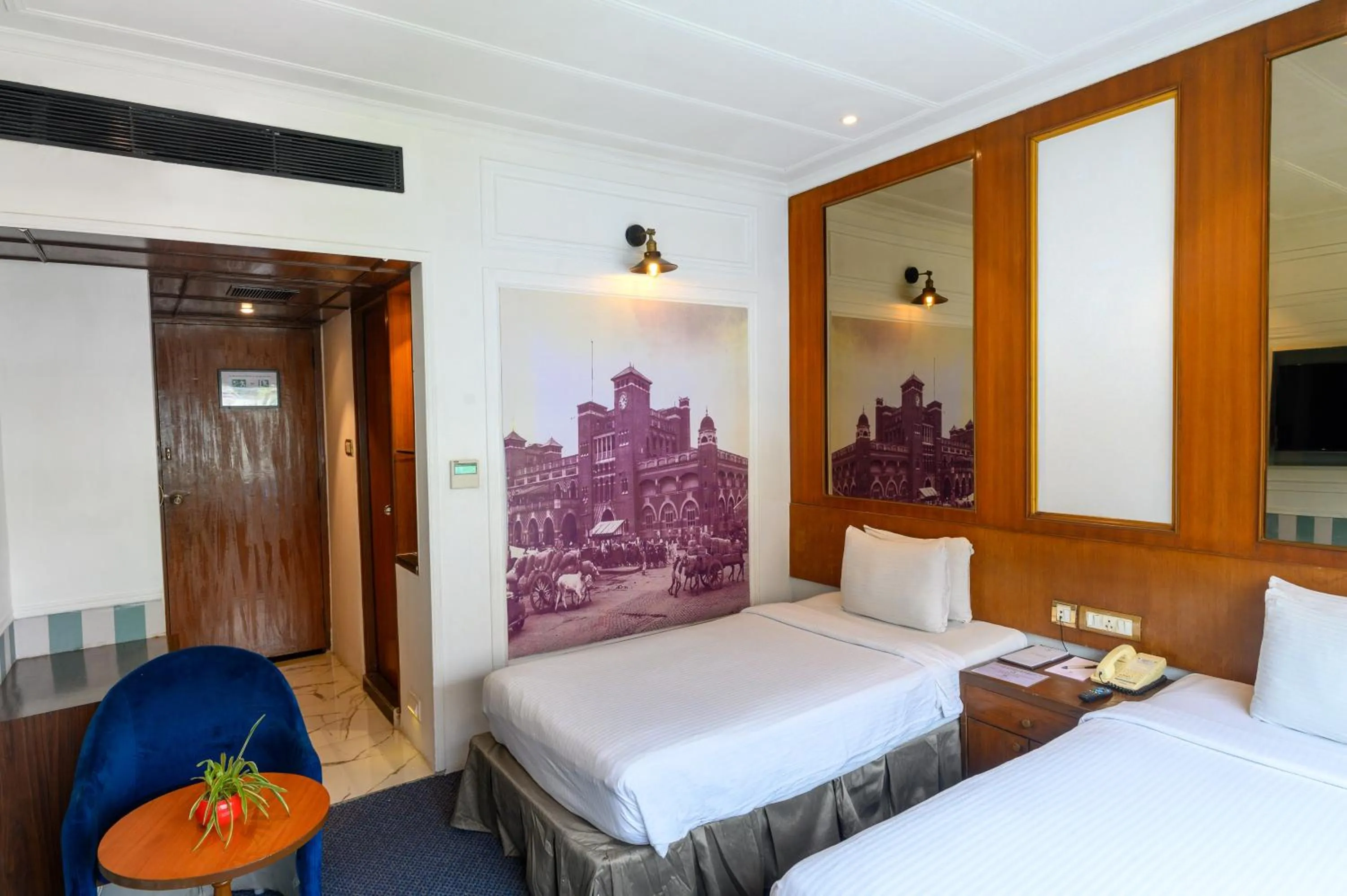 Bed in Polo Floatel Kolkata