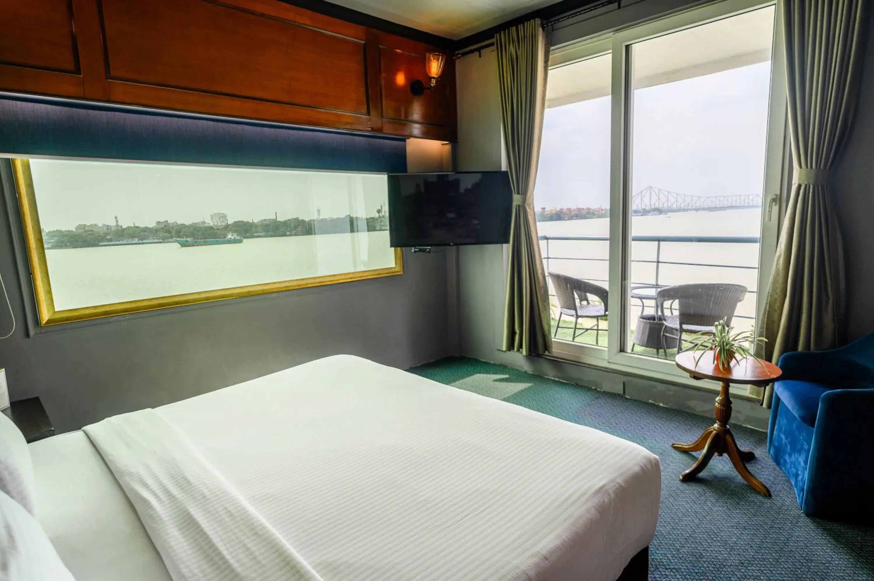 Bedroom, Bed in Polo Floatel Kolkata