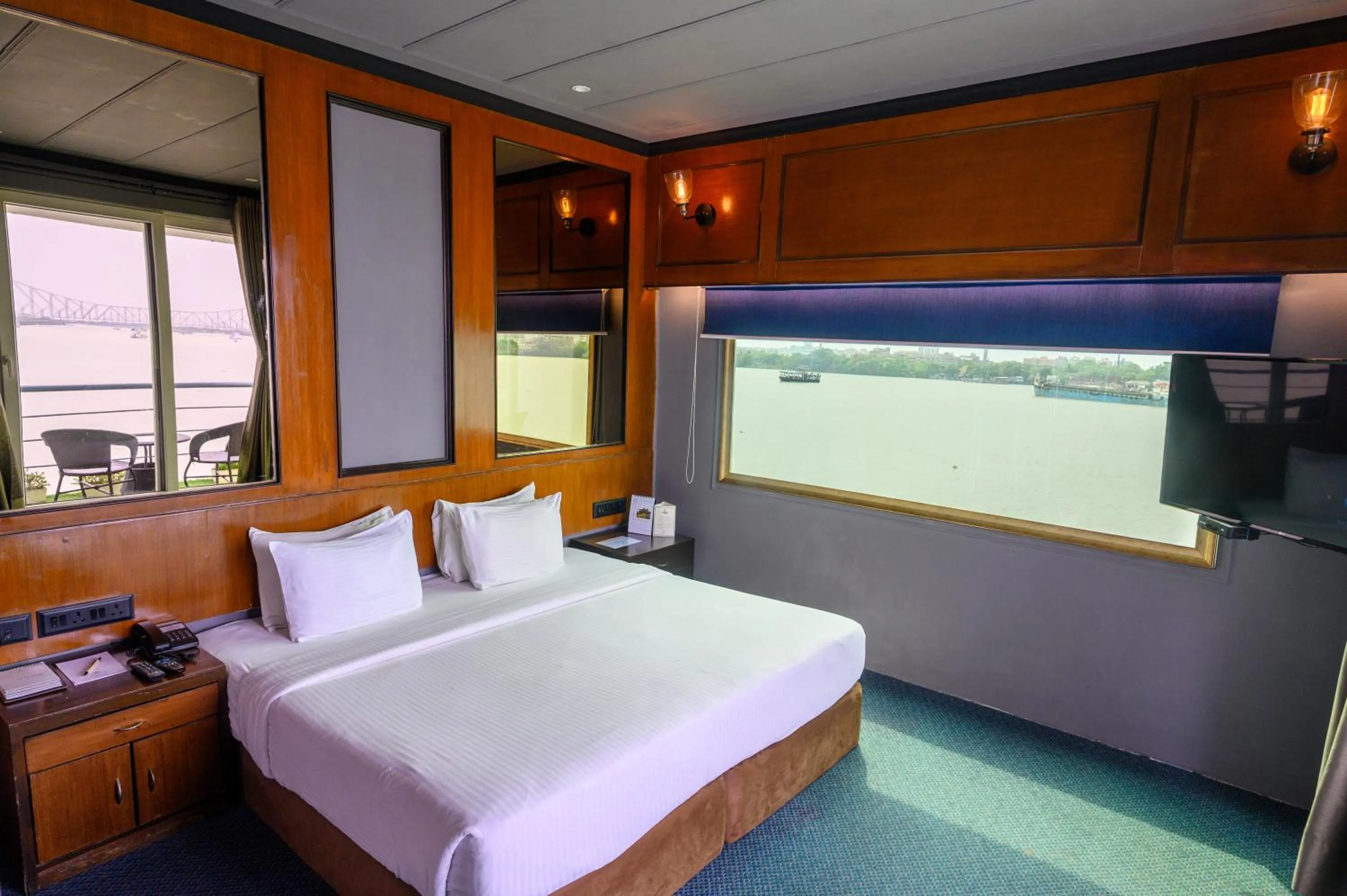 Bedroom, Bed in Polo Floatel Kolkata