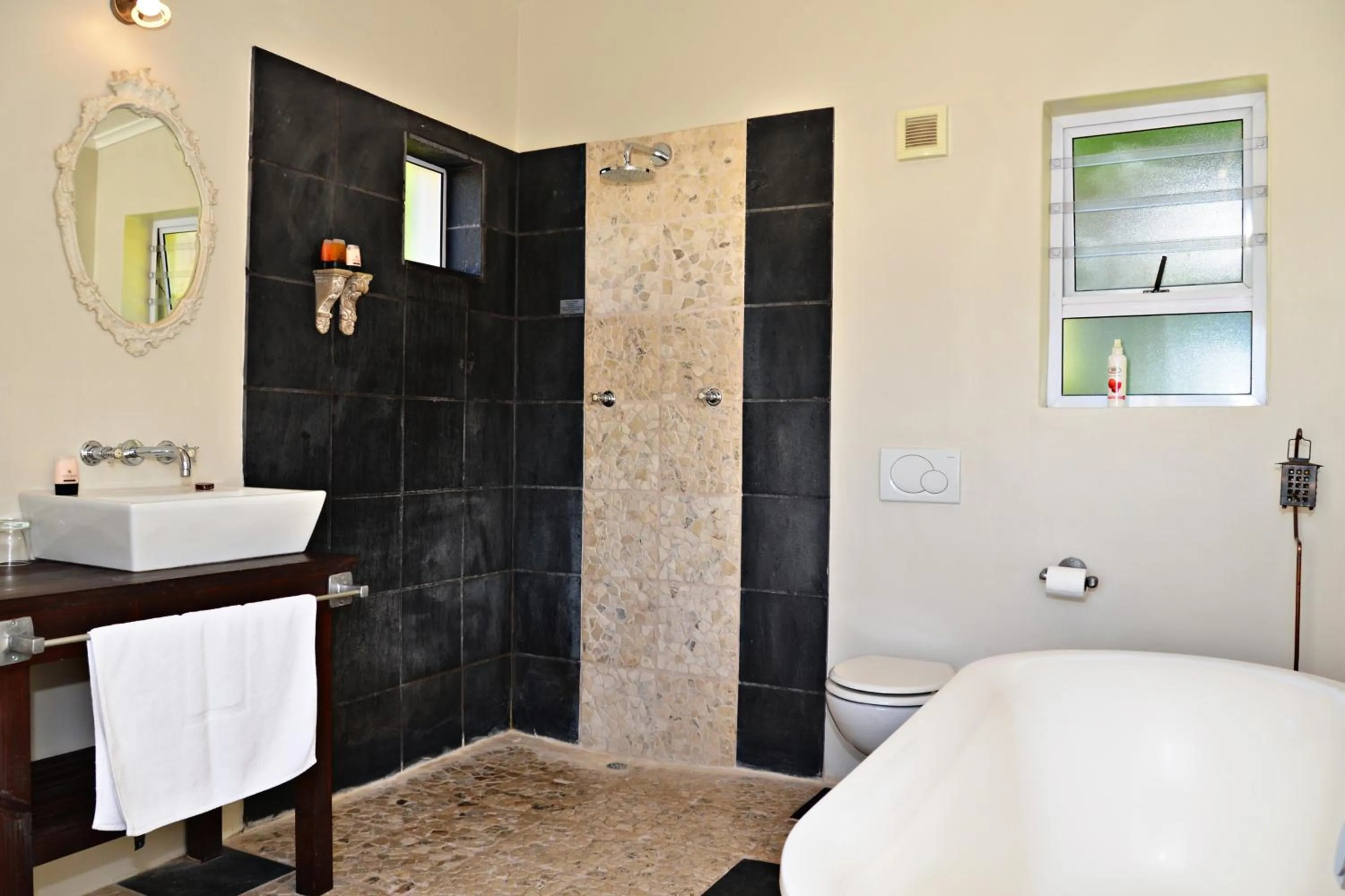 Bathroom, Bed in The Grosvenor Guest House & Self Catering