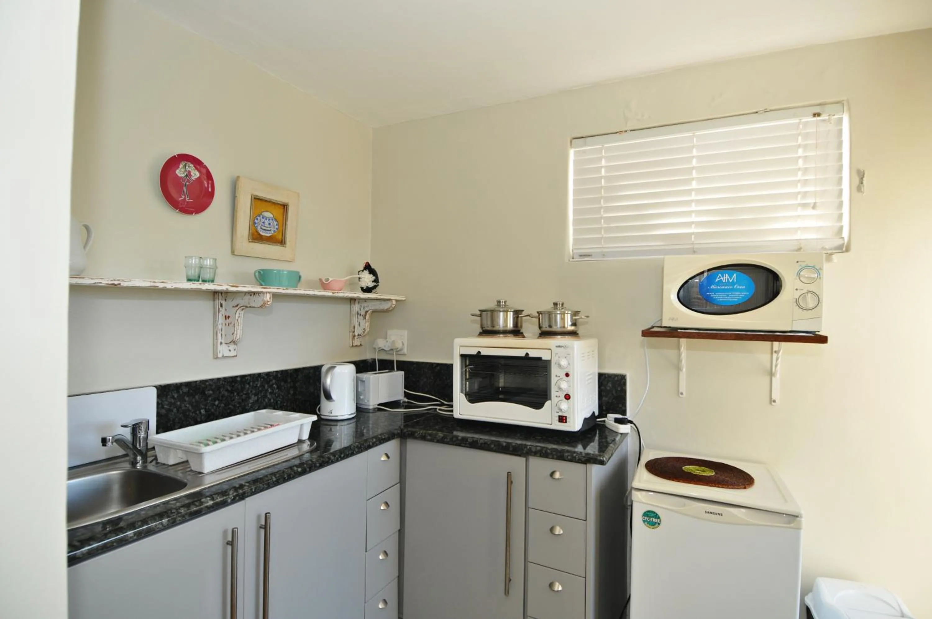 Kitchen or kitchenette in The Grosvenor Guest House & Self Catering