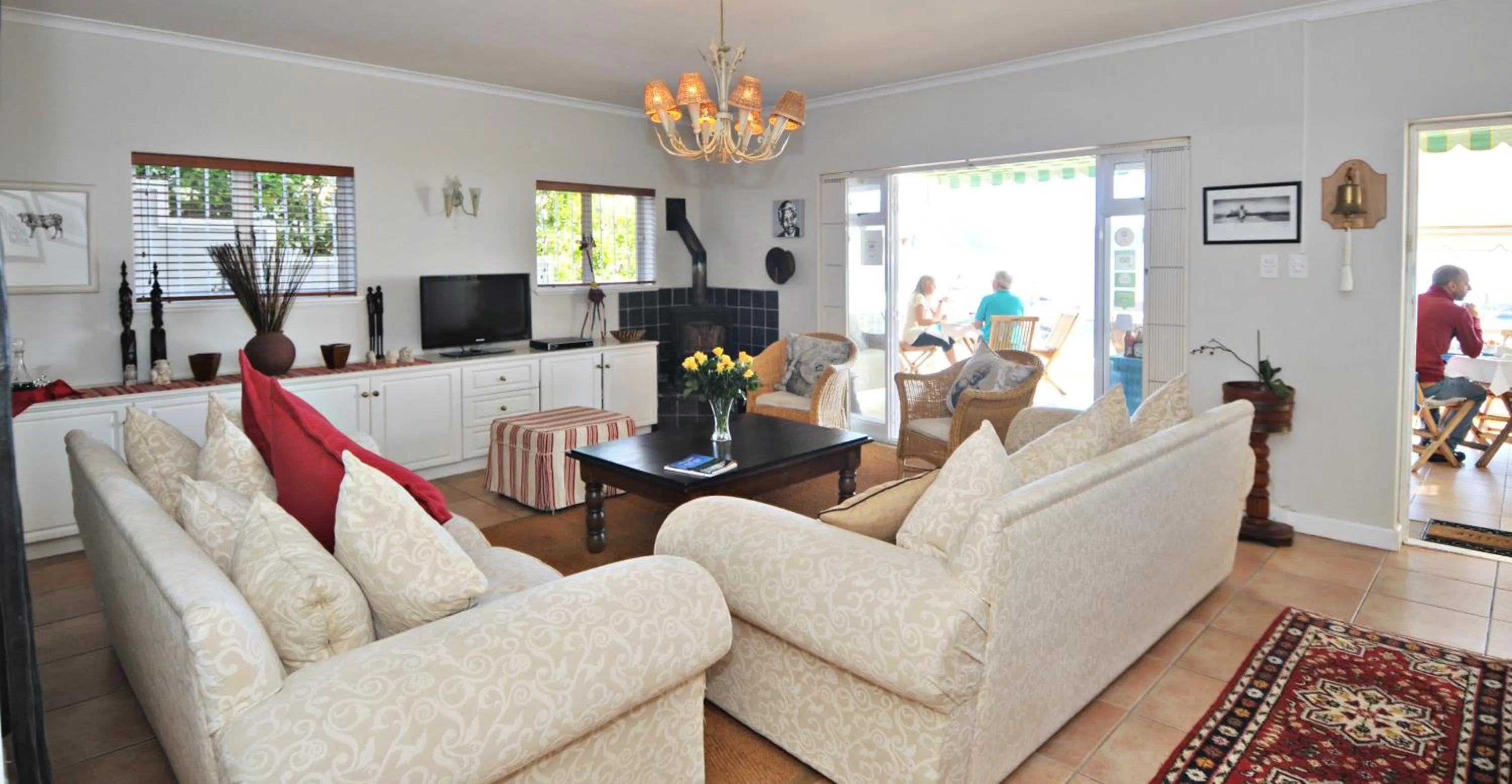 Communal lounge/ TV room in The Grosvenor Guest House & Self Catering