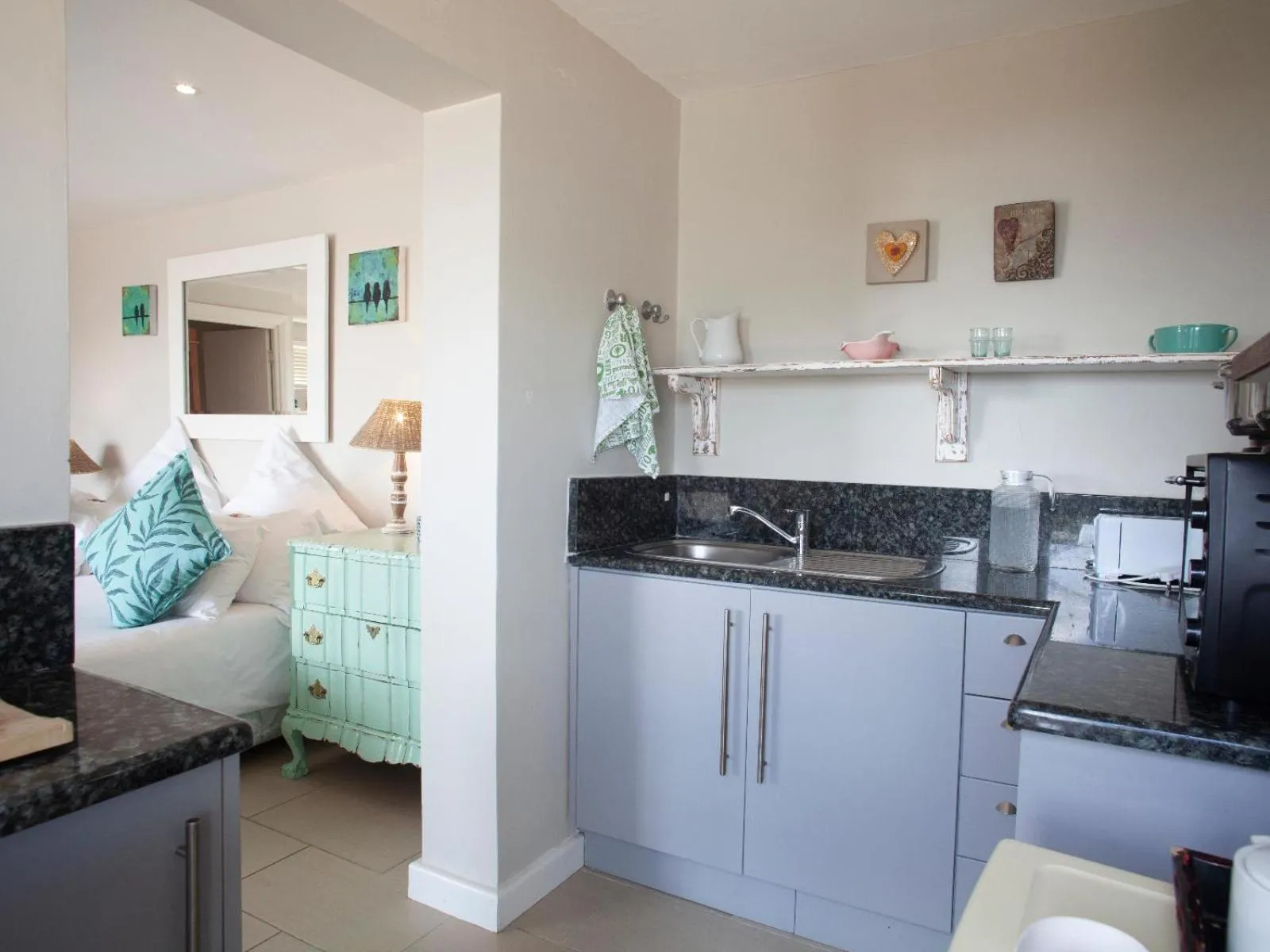 Kitchen or kitchenette, Bed in The Grosvenor Guest House & Self Catering