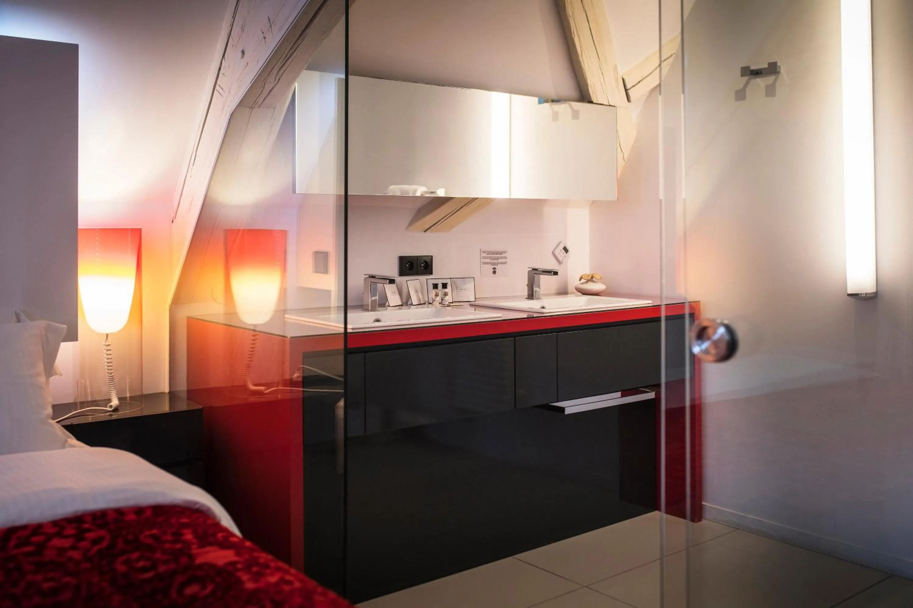 Property building, Bed in Le B. Suites, Chambres & Restaurant