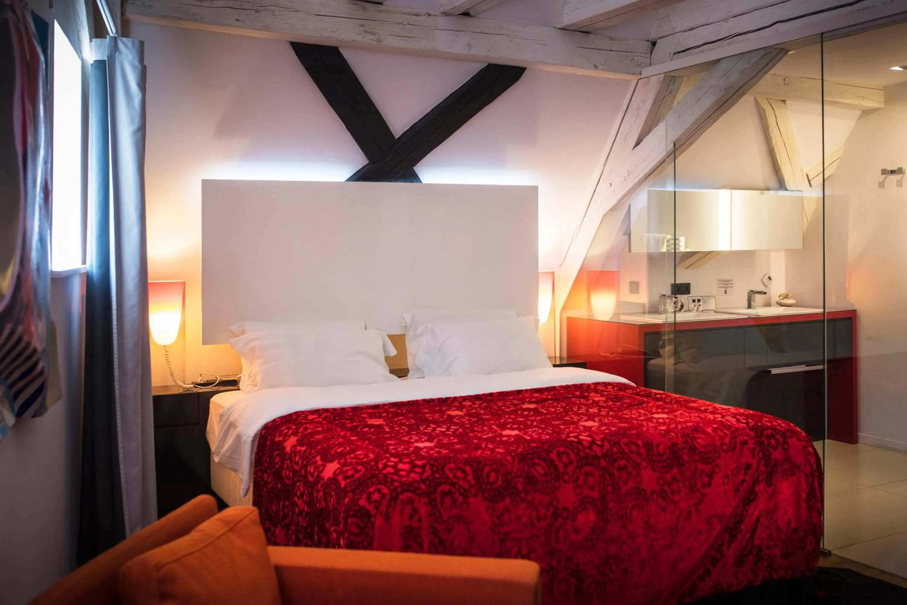 Property building, Bed in Le B. Suites, Chambres & Restaurant