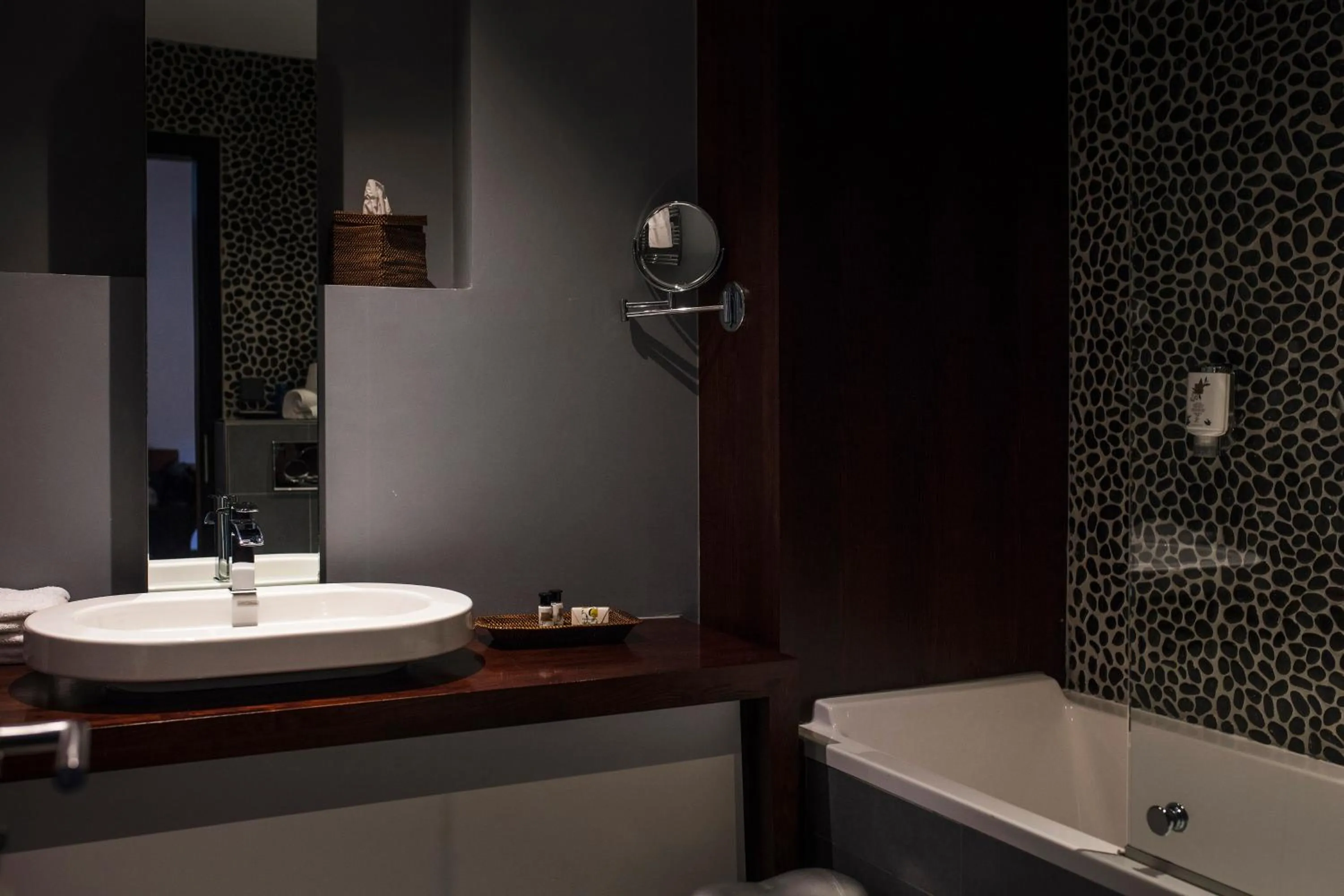 Shower in Le B. Suites, Chambres & Restaurant