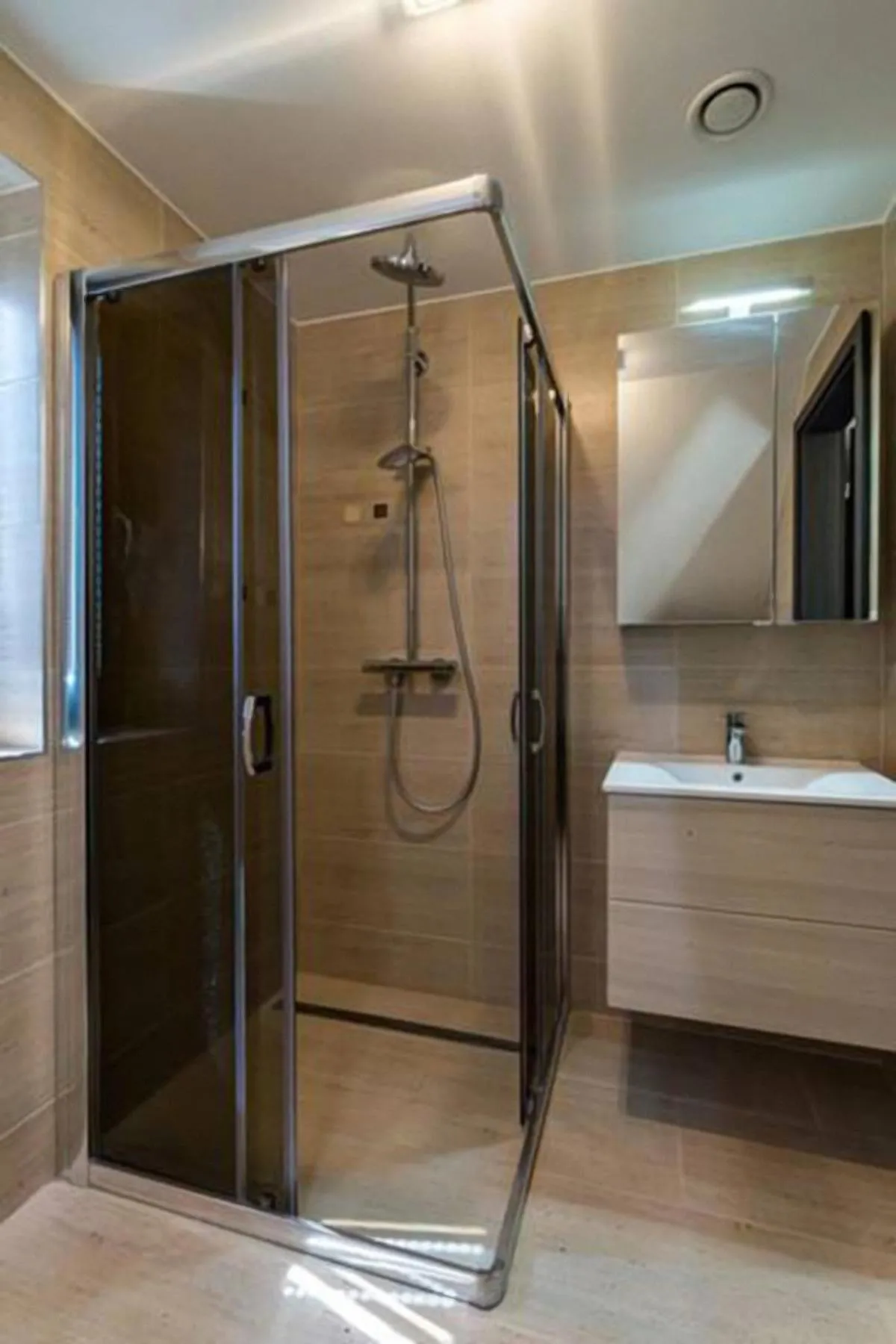 Shower in Flamingó Panzió és Borház