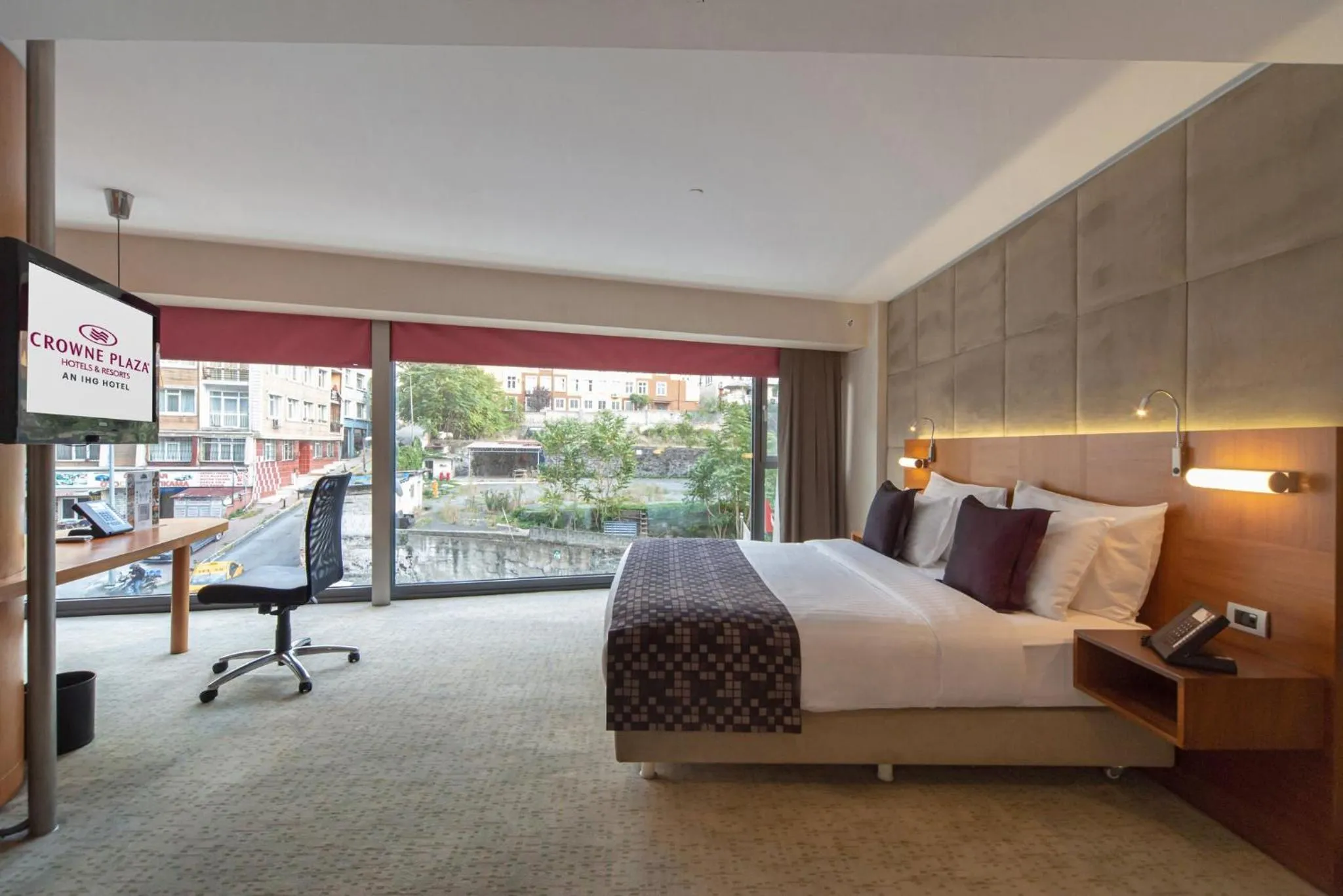 Photo of the whole room, Bed in Crowne Plaza Istanbul Harbiye by IHG