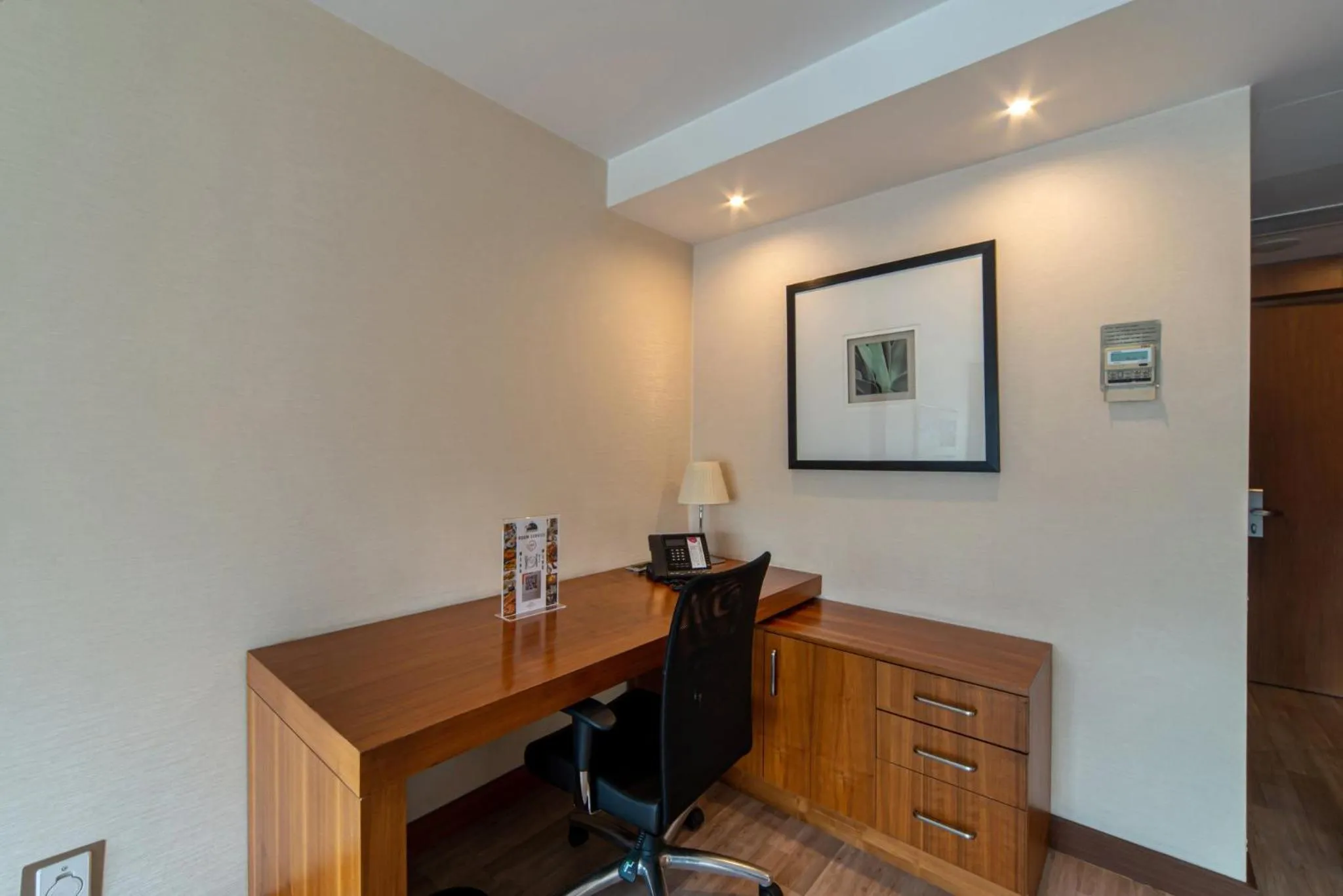 Photo of the whole room in Crowne Plaza Istanbul Harbiye by IHG