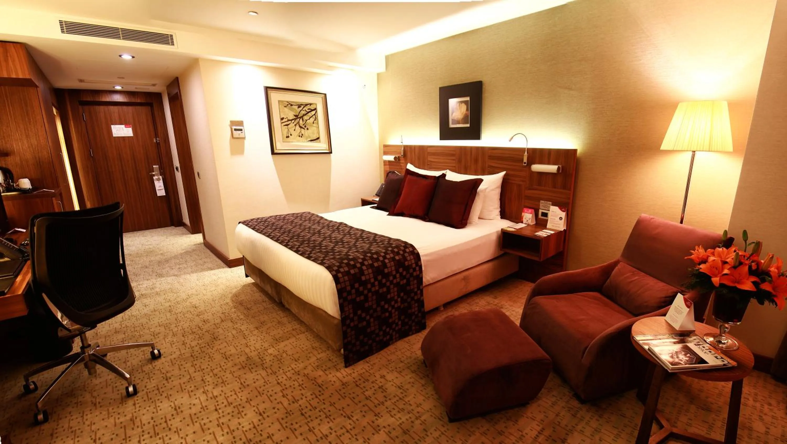 Photo of the whole room, Bed in Crowne Plaza Istanbul Harbiye by IHG