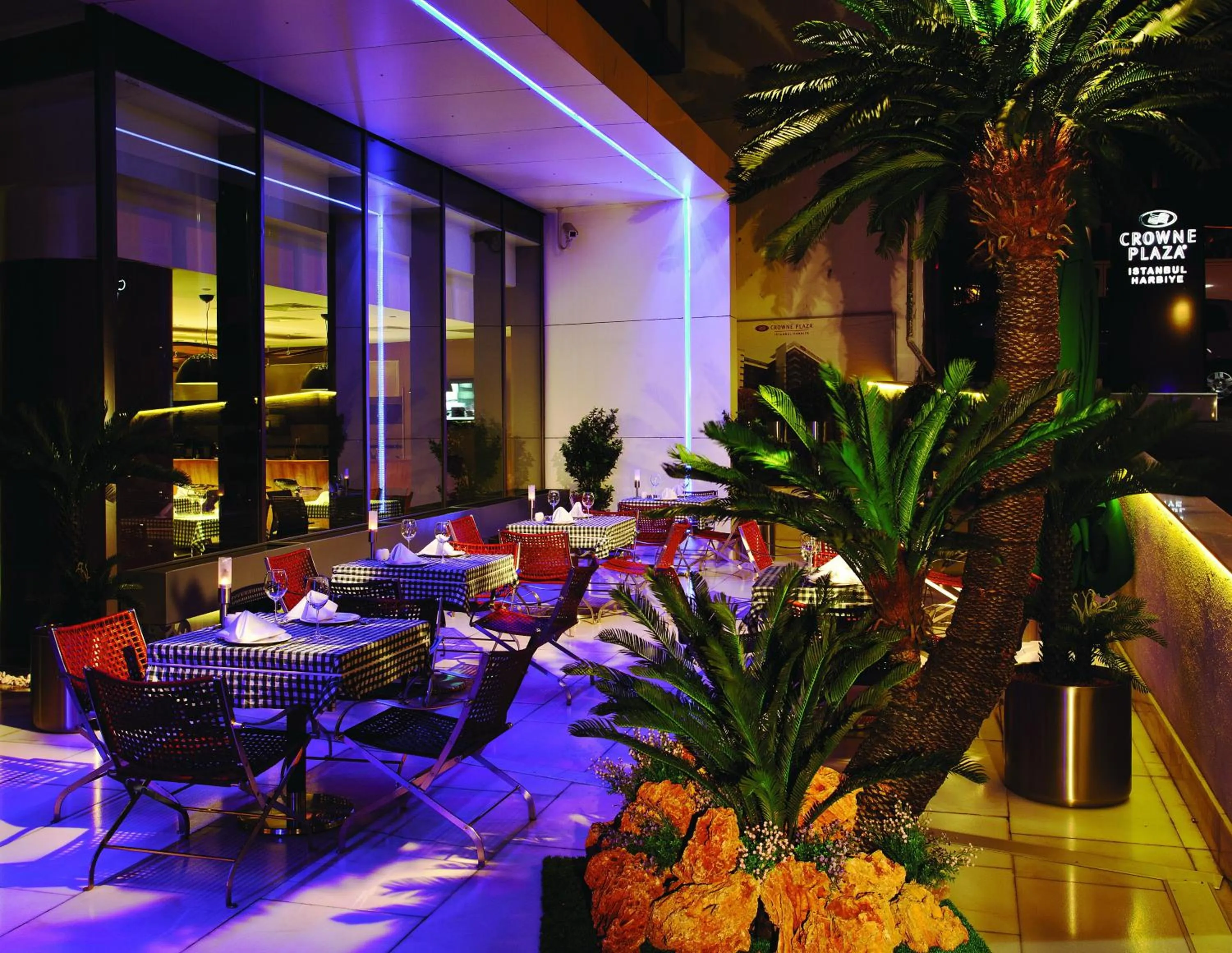 Restaurant/places to eat in Crowne Plaza Istanbul Harbiye by IHG