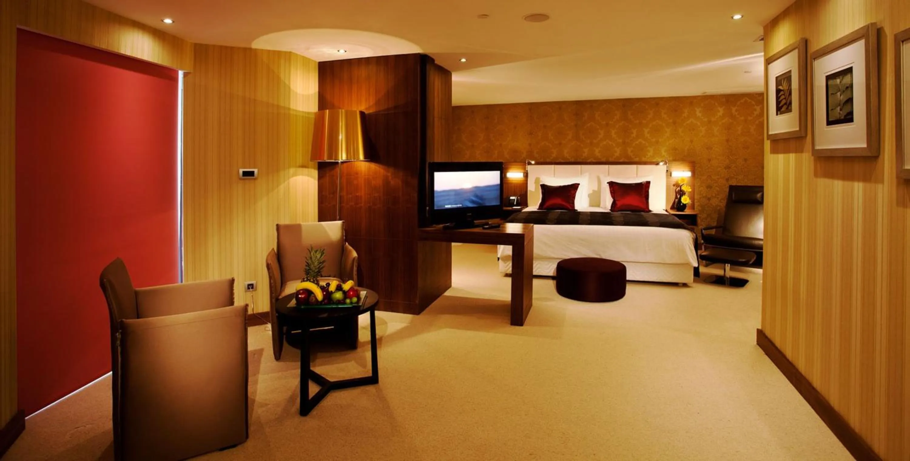 Photo of the whole room, Bed in Crowne Plaza Istanbul Harbiye by IHG