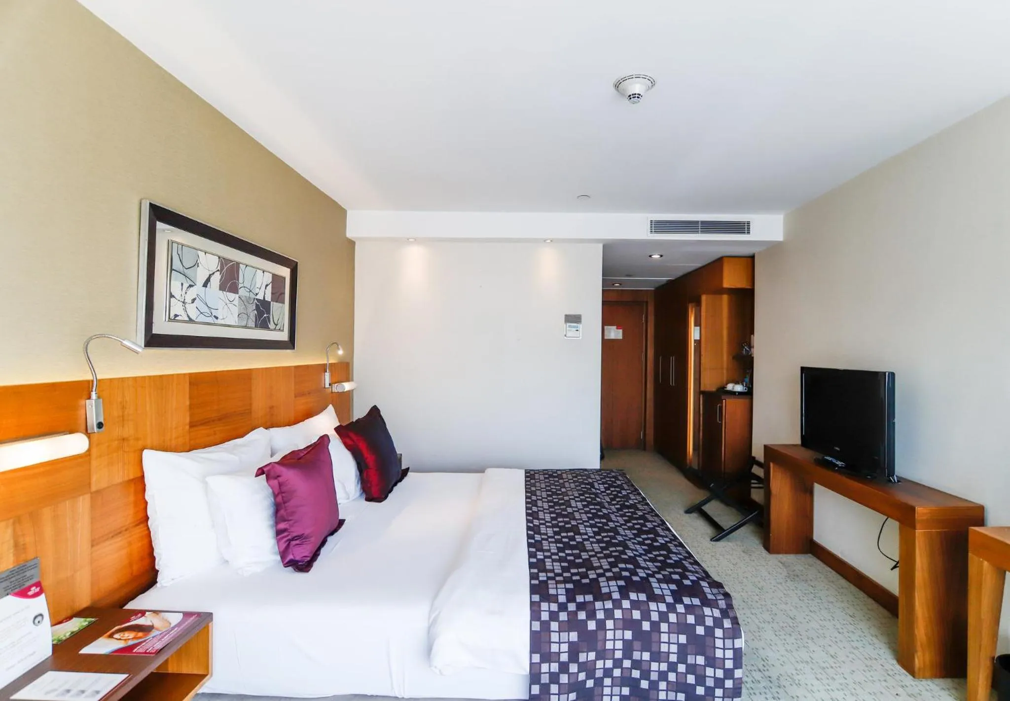 Photo of the whole room, Bed in Crowne Plaza Istanbul Harbiye by IHG