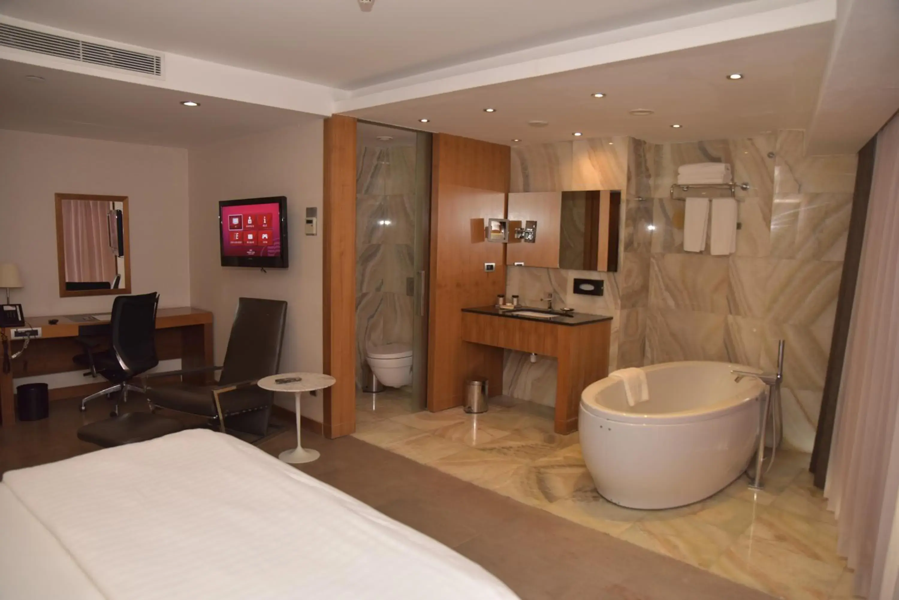 Hot Tub, Bed in Crowne Plaza Istanbul Harbiye by IHG Hot Tub, Bed in Crowne Plaza Istanbul Harbiye by IHG