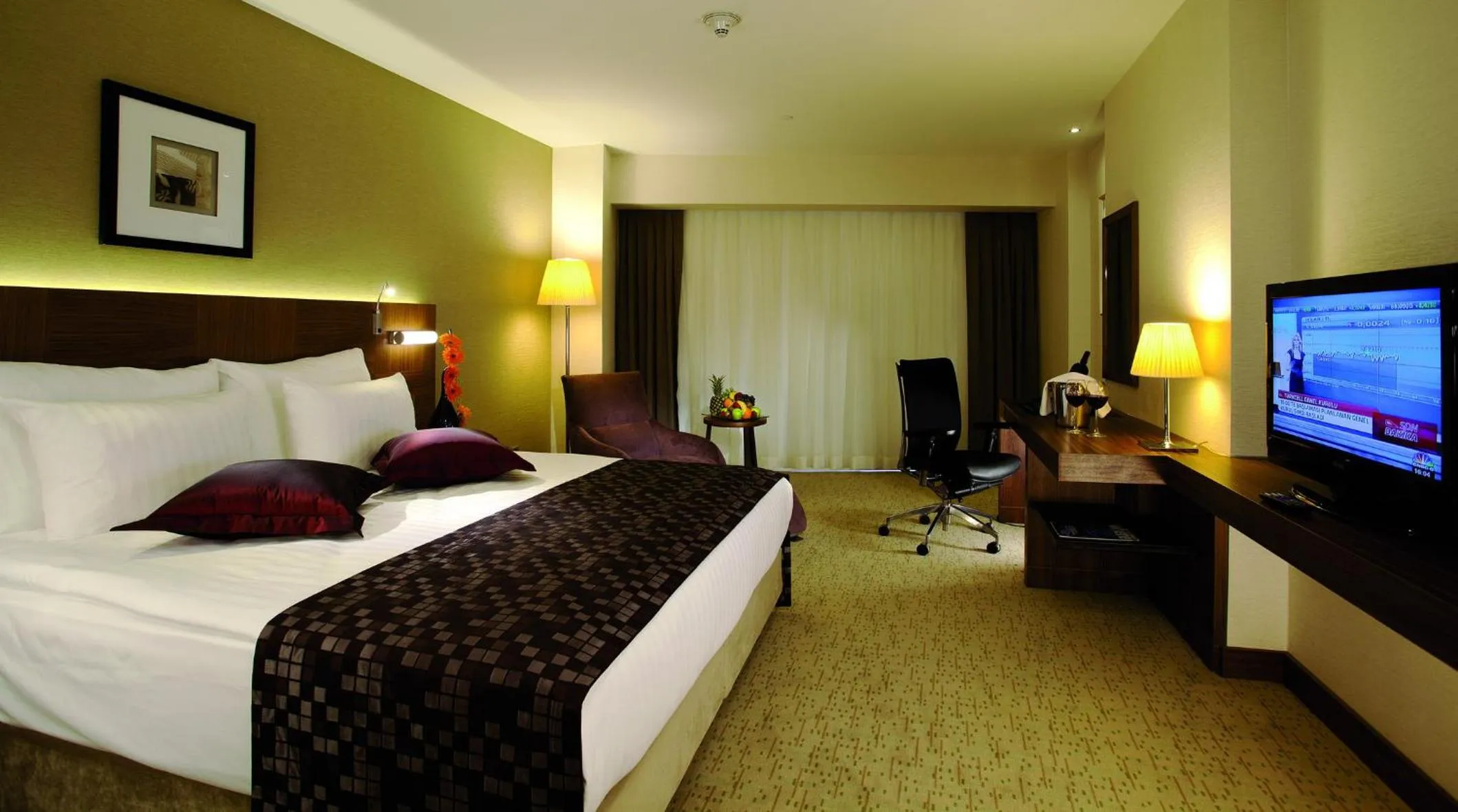 Photo of the whole room, Bed in Crowne Plaza Istanbul Harbiye by IHG