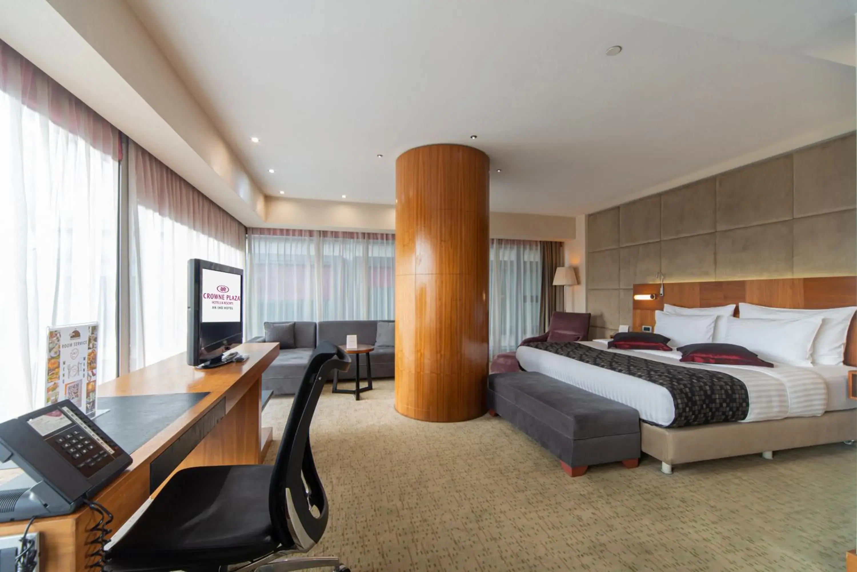 Communal lounge/ TV room, Bed in Crowne Plaza Istanbul Harbiye by IHG Communal lounge/ TV room, Bed in Crowne Plaza Istanbul Harbiye by IHG