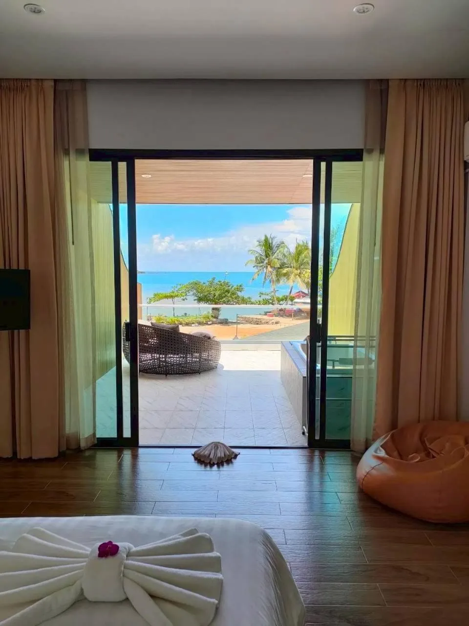 Photo of the whole room, Bed in Kaibae Hut Resort