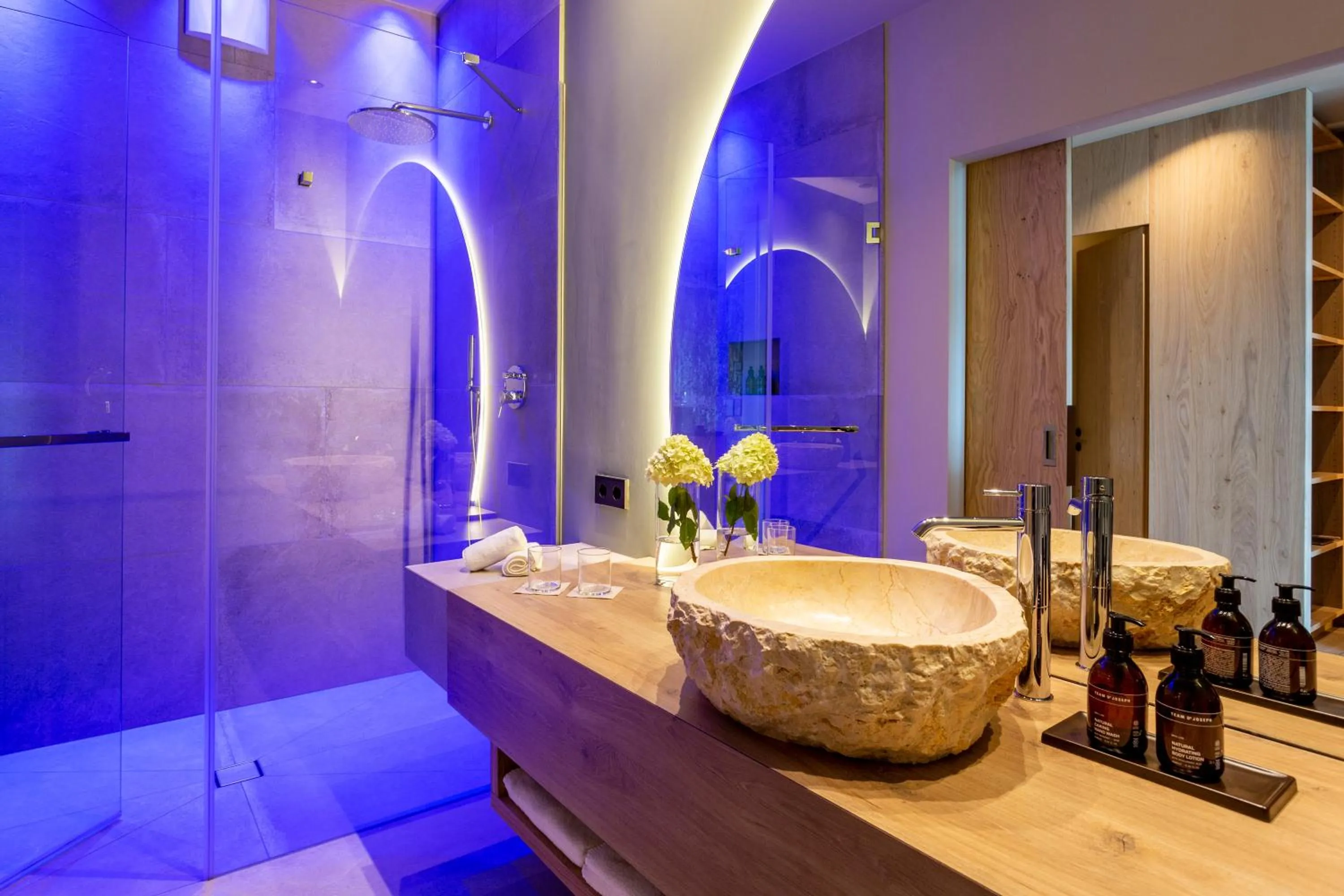 Shower in Avidea - Adults Only