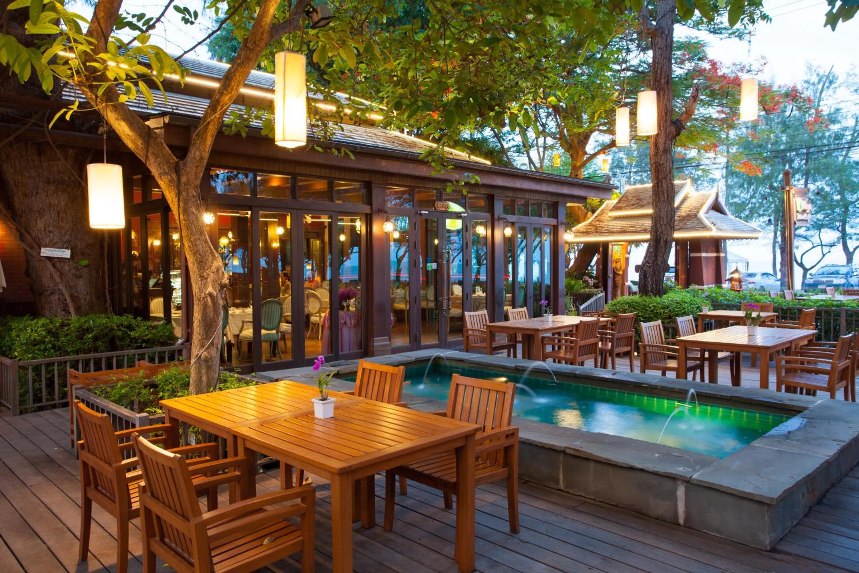 Restaurant/places to eat in Raya Resort Beach front - The Most Green Resort in Cha-am