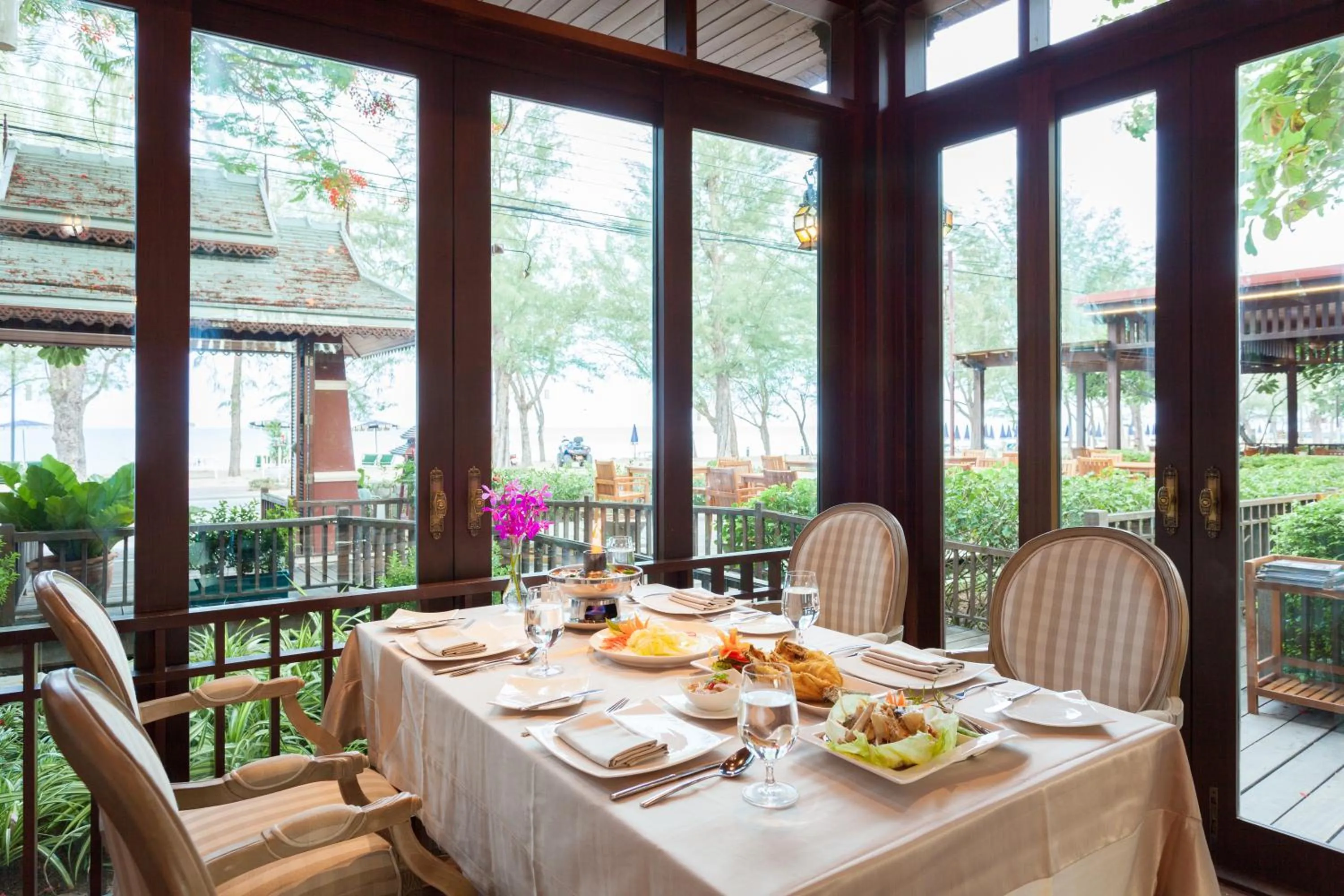 Restaurant/places to eat in Raya Resort Beach front - The Most Green Resort in Cha-am