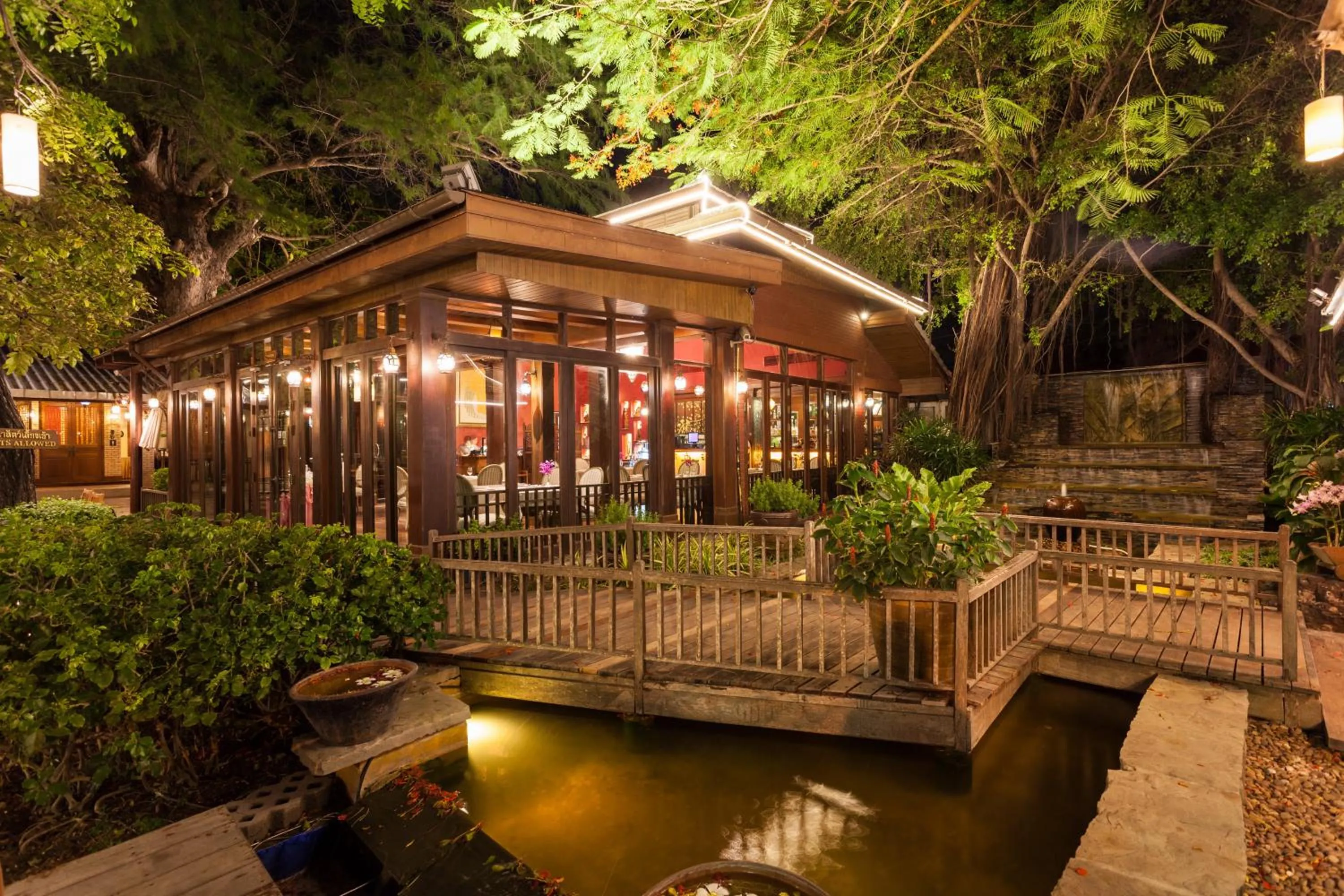 Restaurant/places to eat in Raya Resort Beach front - The Most Green Resort in Cha-am