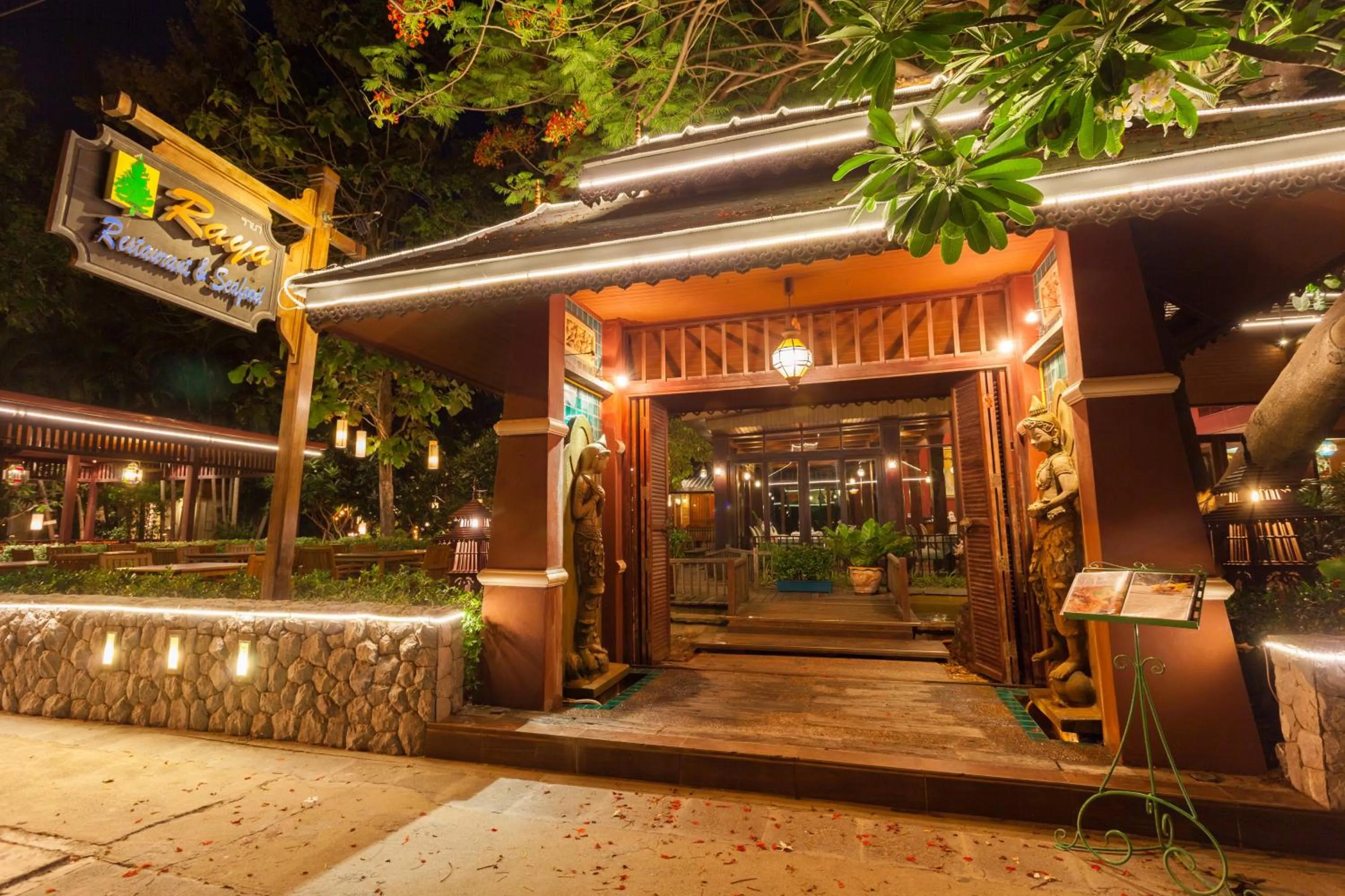 Restaurant/places to eat in Raya Resort Beach front - The Most Green Resort in Cha-am