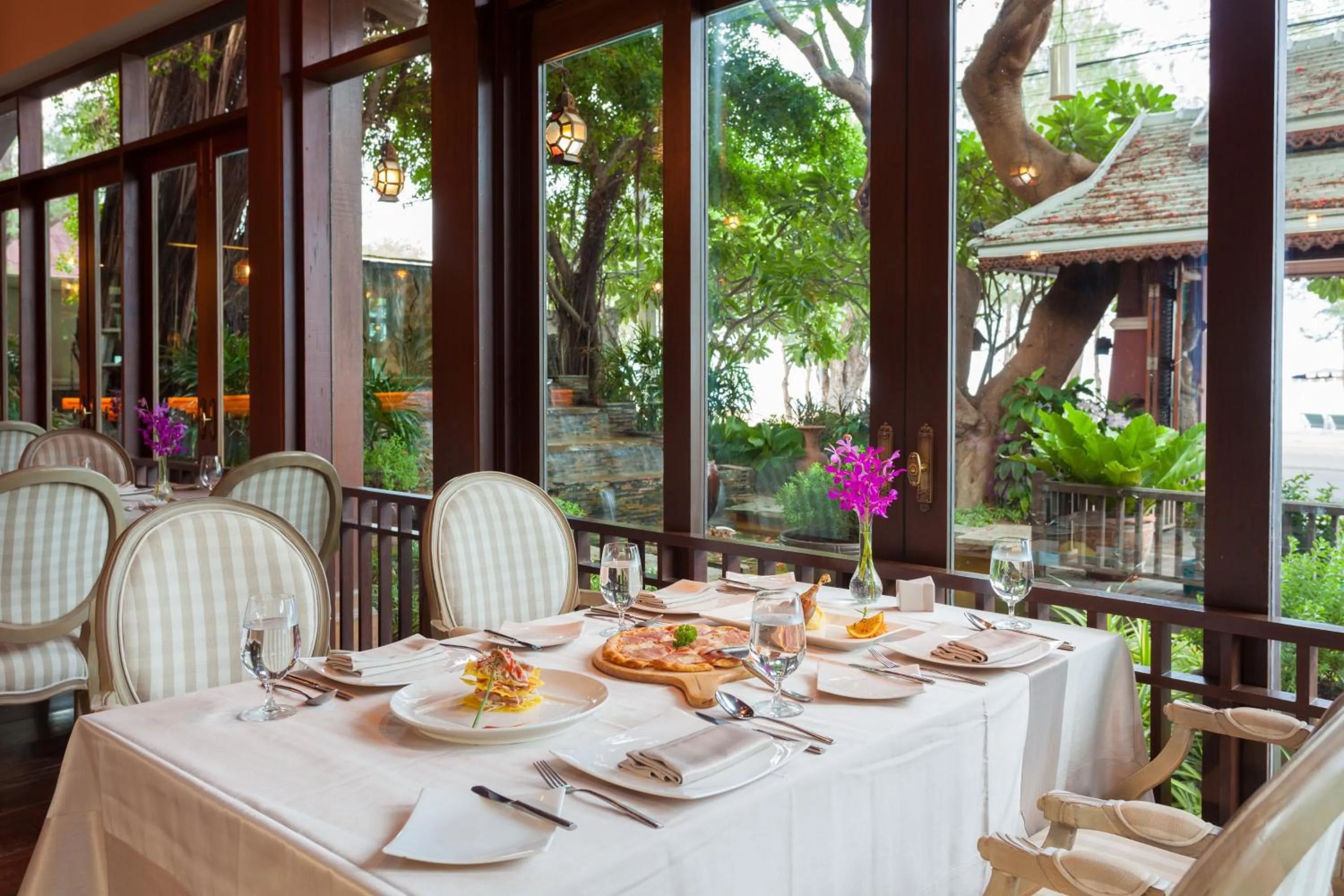 Restaurant/places to eat in Raya Resort Beach front - The Most Green Resort in Cha-am