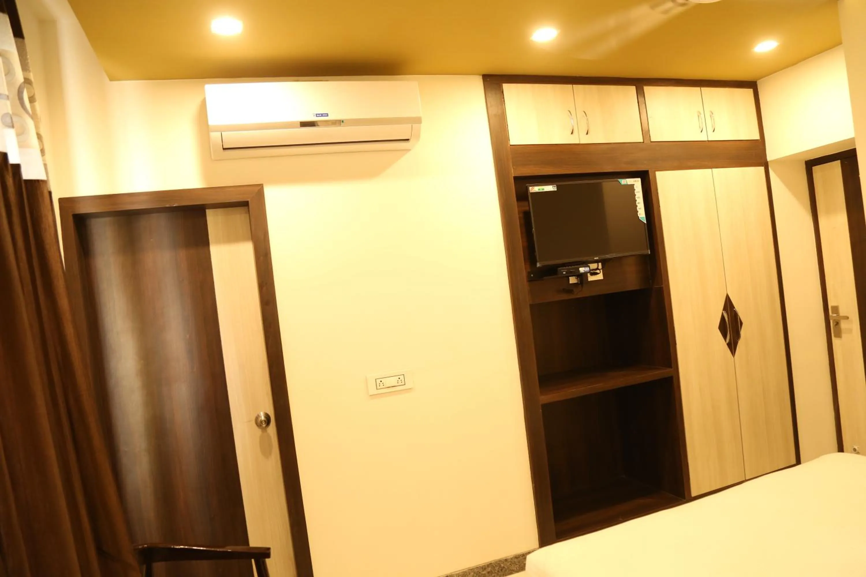 Photo of the whole room, Bed in Hotel Delight