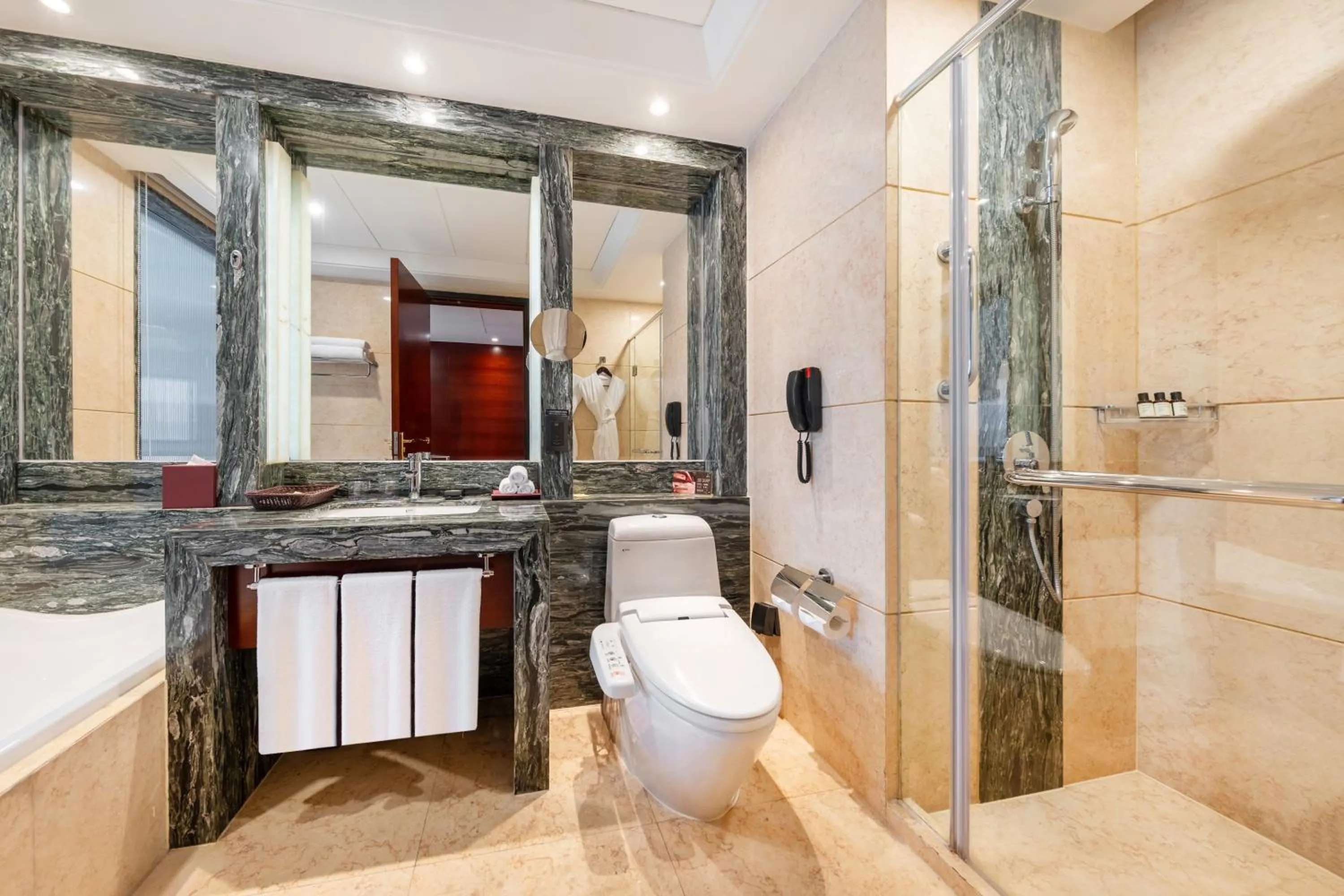 Shower in DoubleTree By Hilton Wuxi