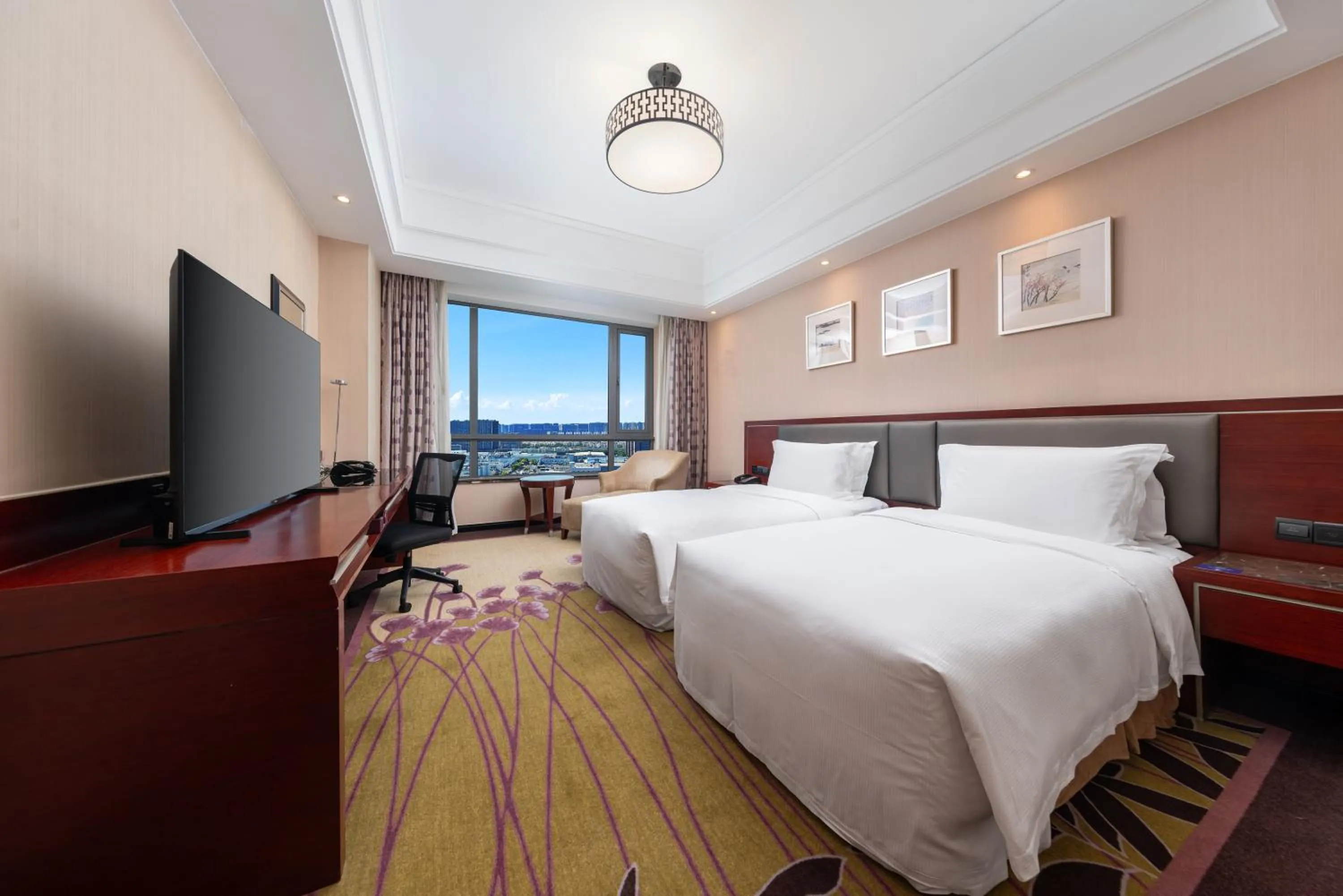 Photo of the whole room, Bed in DoubleTree By Hilton Wuxi