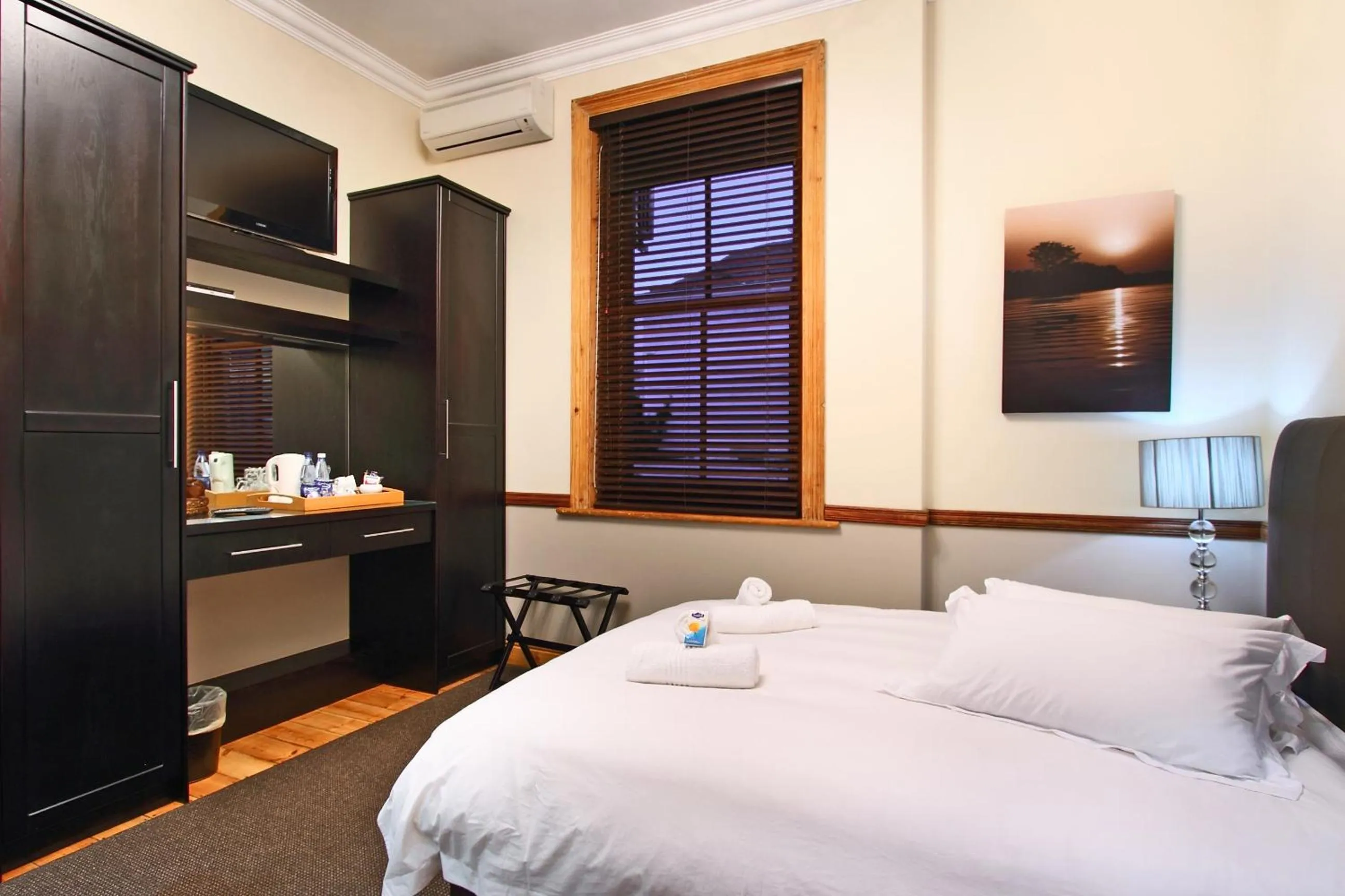 Bed in Wilton Manor SOLAR ENERGY